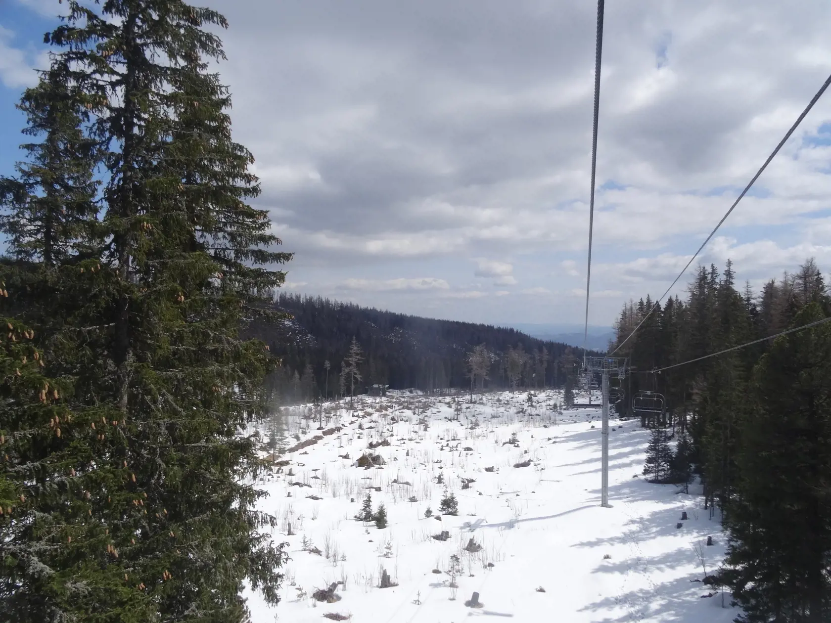 Pohľad z lanovky na slnkom zaliate Tatry.