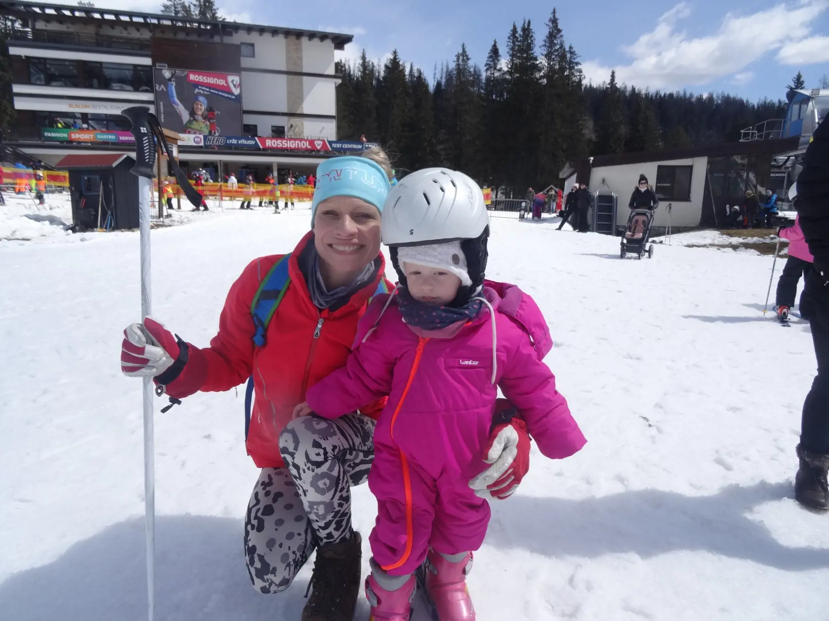 Košičanka Eva Kuzmiaková (35) s dcérou Danielkou (3). Mama robila "ťahača" svojej dcére, ktorú učila lyžovať.