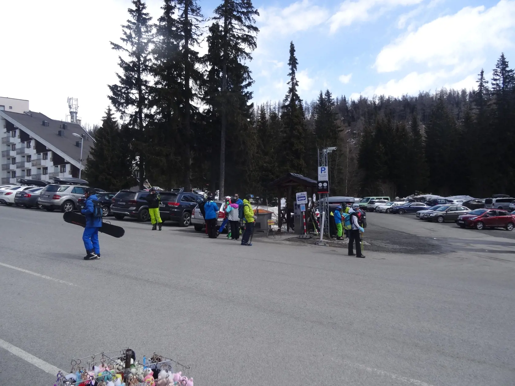 Skibusy premávali podľa daného harmonogramu a zvážali lyžiarov zo záchytných parkovísk.