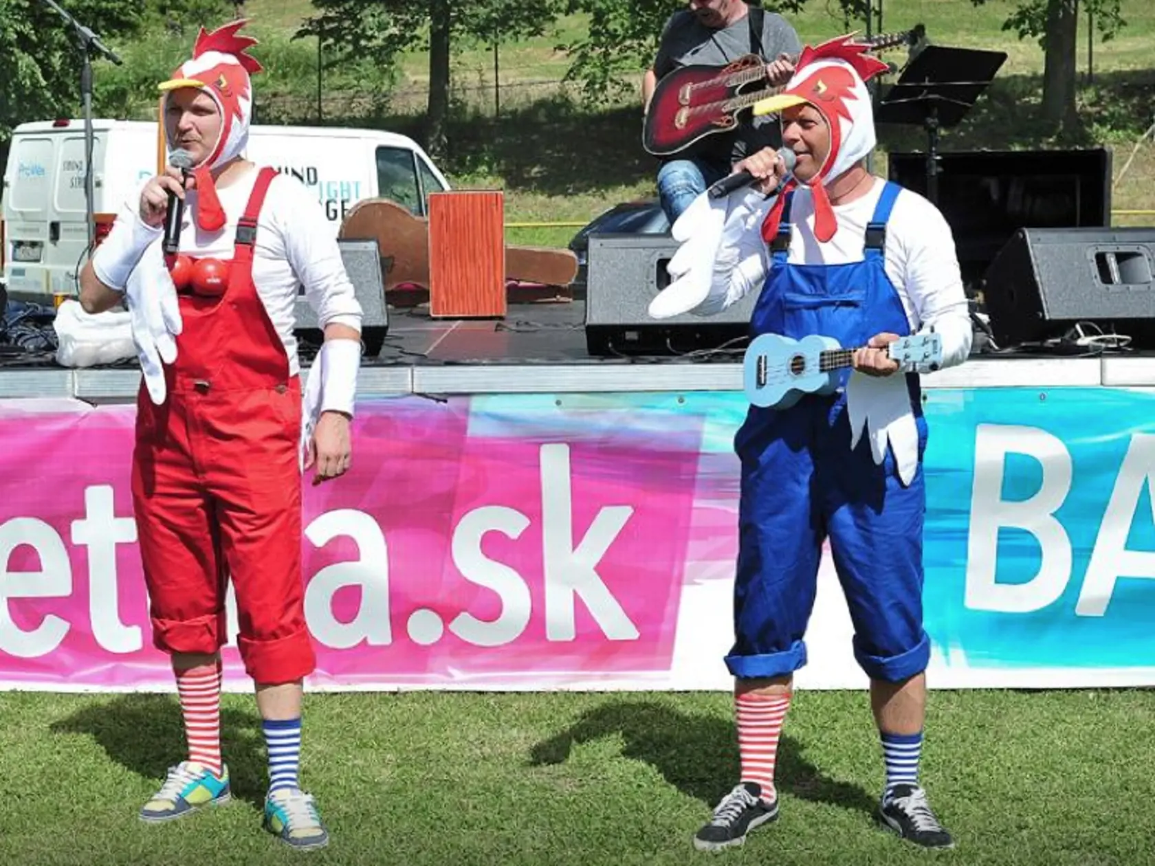 Mirec Babjak vo futbalovom mužstve zázrakov Mufuza hrá detské divadlo.
