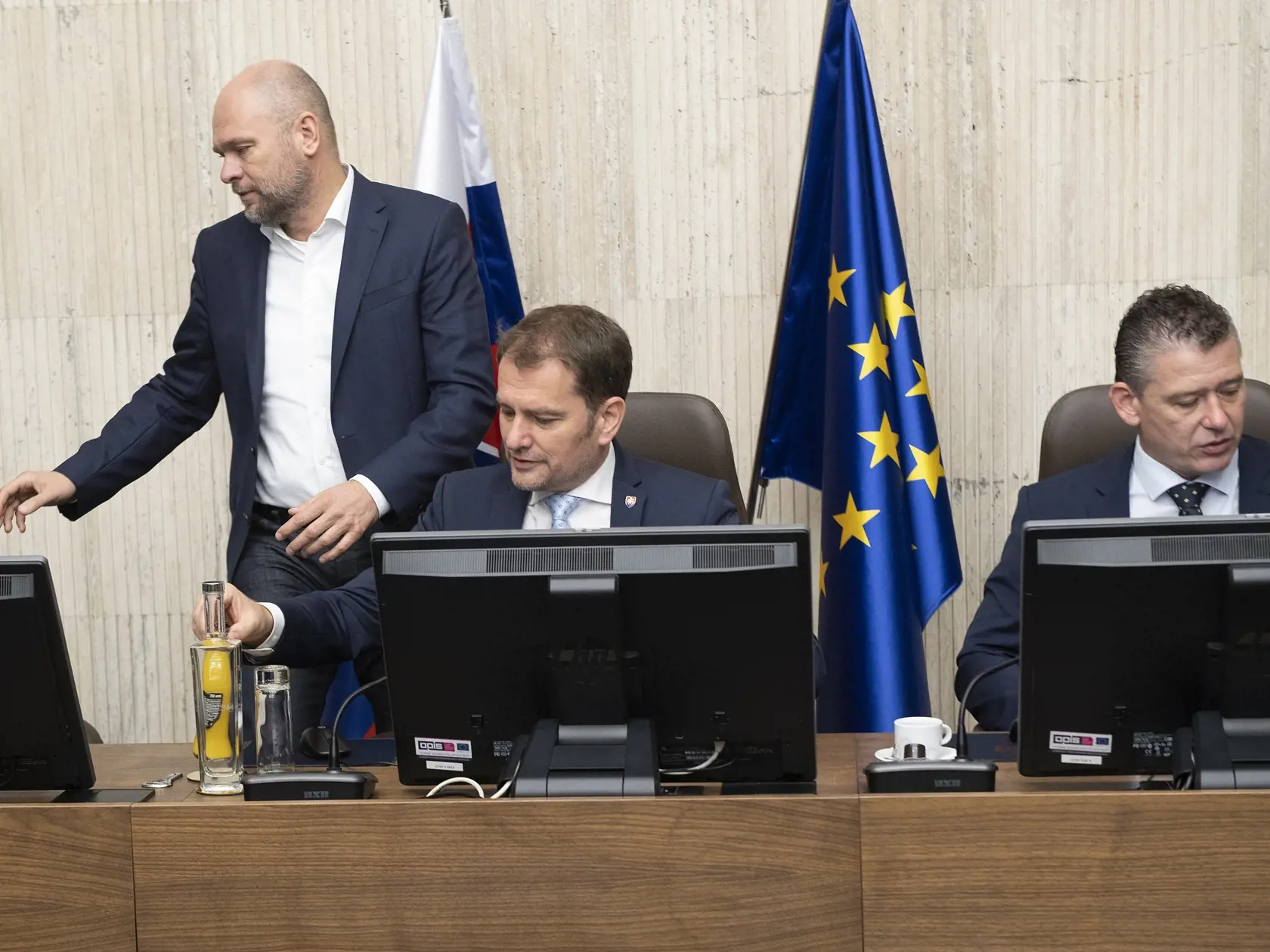 Na snímke zľava podpredseda vlády a minister hospodárstva SR Richard Sulík (SaS), predseda vlády SR Igor Matovič (OĽaNO) a minister vnútra Roman Mikulec (OĽaNO) počas rokovania 26. schôdze vlády SR 24. júna 2020 v Bratislave. FOTO TASR - Pavel Neubauer