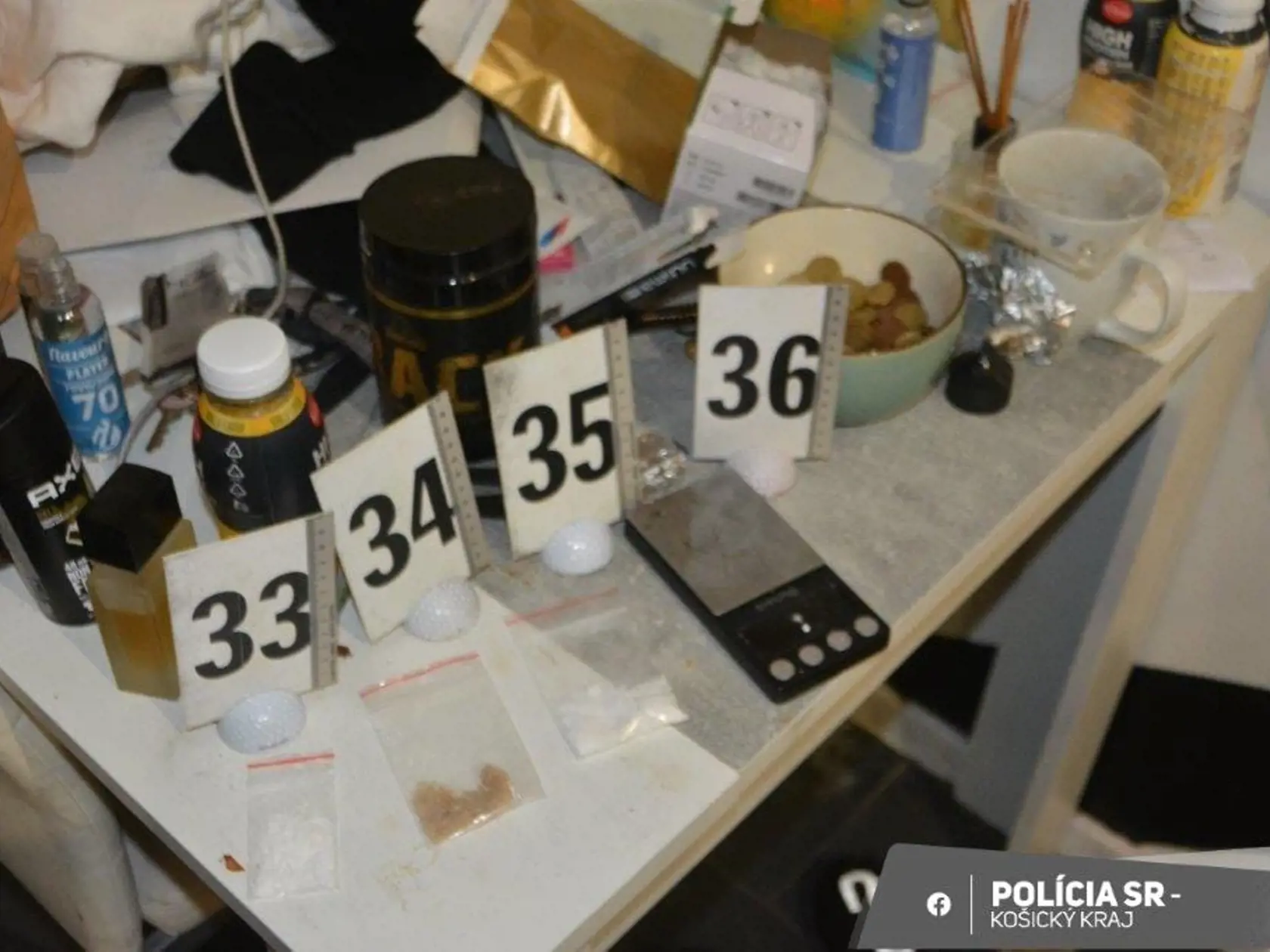 Polícia mala podľa informácií portálu Korzár začať trestné stíhanie ešte v júni. Disponovala totiž informáciami, že neznámy páchateľ si obstaráva rôzne druhy drog, pričom ich okrem prechovávanie vo svojom prechodnom bývaní predáva aj maloletým.
