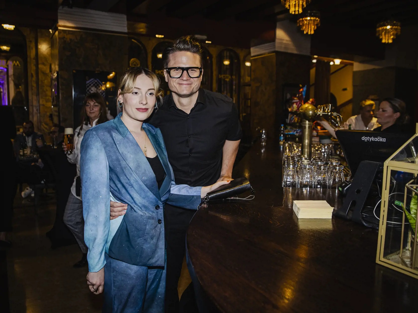 Na snímke Anna Fialová a Ondřej Brzobohatý počas slávnostnej premiéry minisérie Iveta - skutočný príbeh Ivety Bartošovej pokračuje, ktorá sa konala v pražskom kine Lucerna.