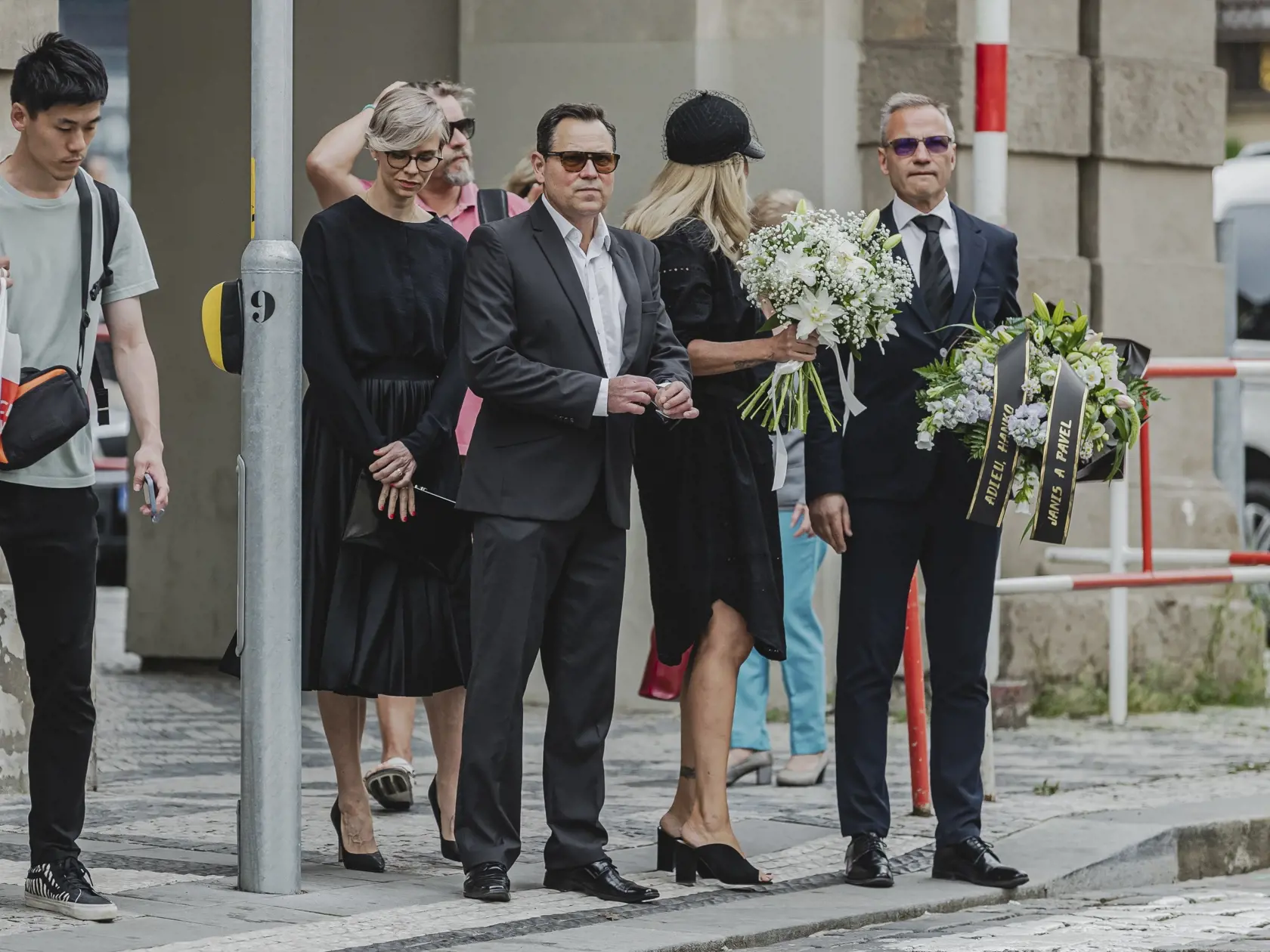 V pražskom kostole svatého Tomáše na Malé Straně sa konala súkromná zádušná omša za zosnulú česká speváčku Hanu Zagorovú. Zúčastnili sa jej členovia rodiny, najbližsí priatelia a kolegovia. Na snímke Vendula Pizingerová, Pavel Vítek a Janis Sidovský.