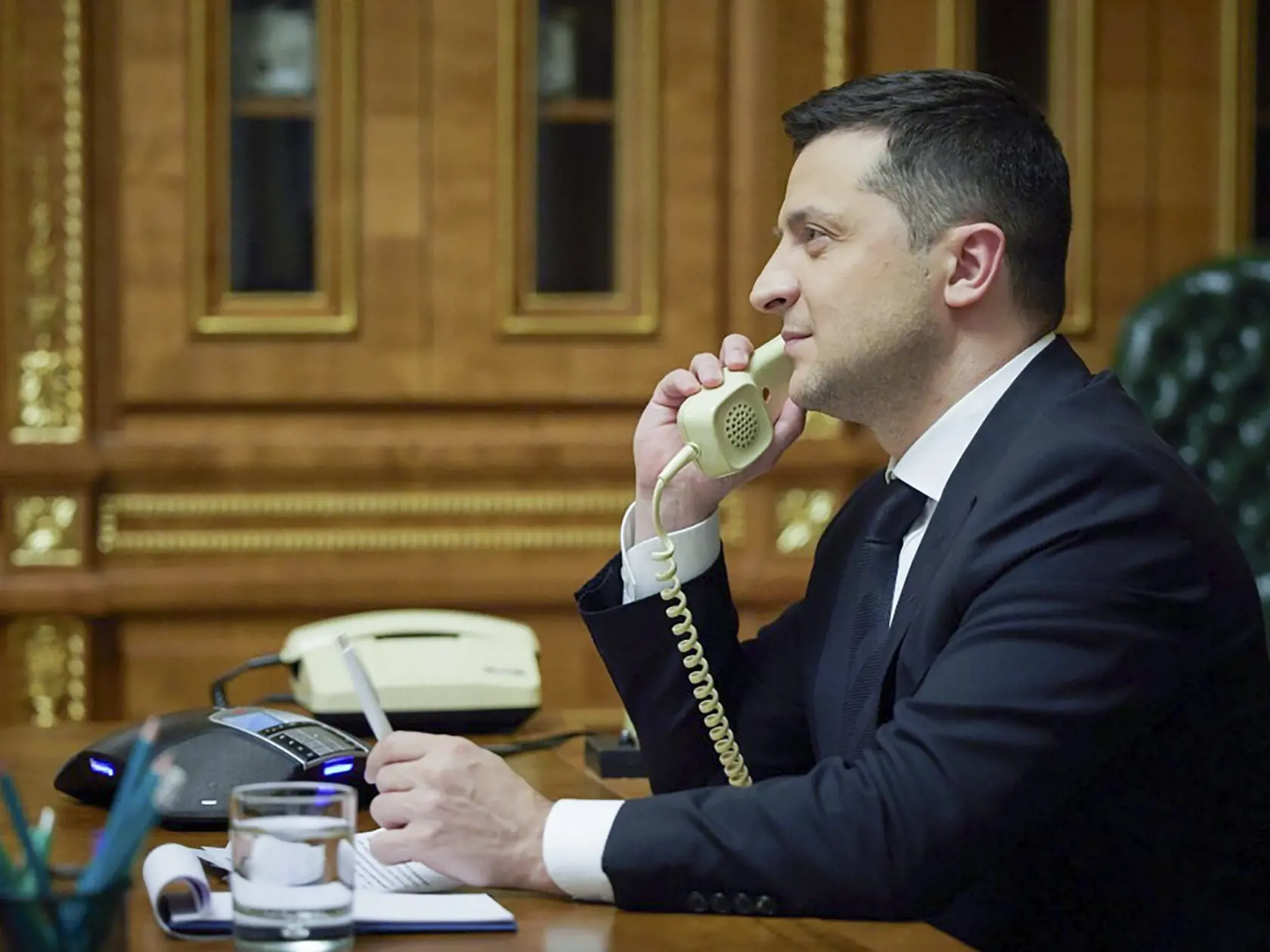 Na snímke ukrajinský prezident Volodymyr Zelenskyj telefonuje s kanadským premiérom Justinom Trudeauom zo svojej pracovne 11. januára 2022 v Kyjeve.