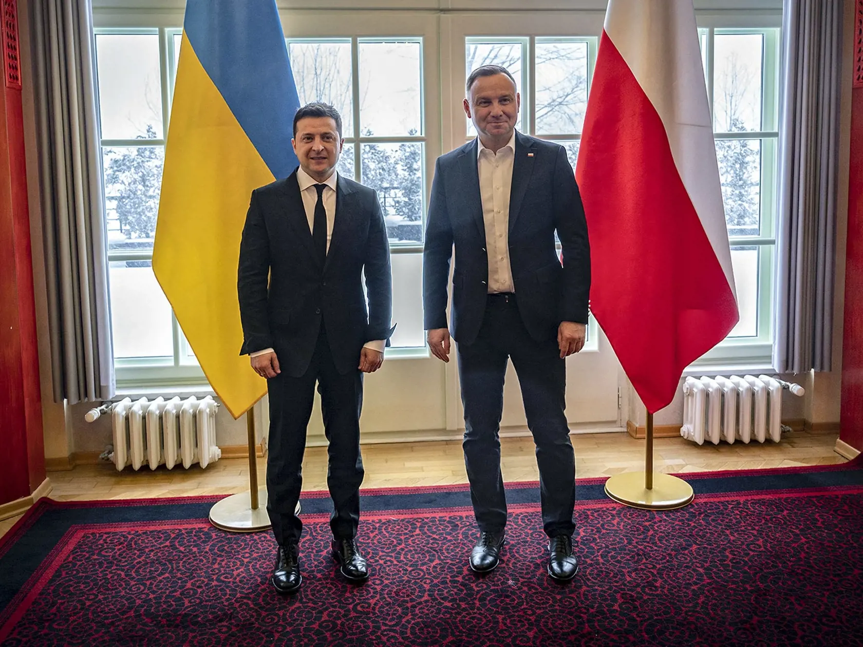 Ukrajinský prezident Volodymyr Zelenskyj (vľavo) a poľský prezident Andrzej Duda pózujú počas stretnutia 20. januára 2022 vo Wisle.