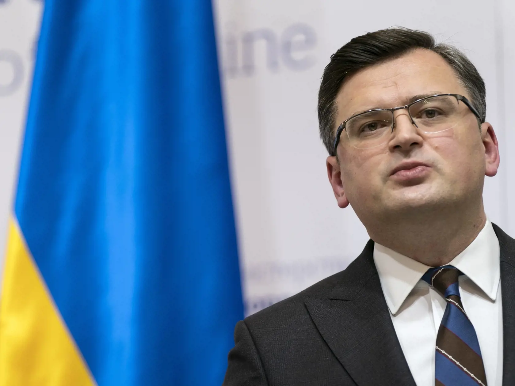 Na snímke šéf ukrajinskej diplomacie Dmytro Kuleba počas tlačovej konferencie s americkým ministrom zahraničných vecí Antonym Blinkenom v Kyjeve v stredu 19. januára 2022. Kuleba je pripravený na trojstranné stretnutie na úrovni šéfov diplomacií Spojených štátov, Ruska a Ukrajiny - pod podmienkou, že s tým bude súhlasiť šéf ruskej diplomacie Sergej Lavrov.