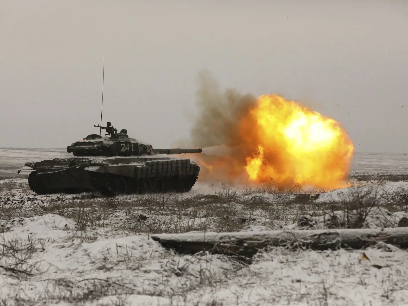 Ruský tank T-72B3 počas vojenského cvičenia v Rostovskej oblasti na juhu Ruska 12. januára 2022. Západný vojenský okruh ruských ozbrojených síl organizuje v regiónoch blízko hraníc Ukrajiny cvičenie, na ktoré vyslal asi 3000 vojakov a 300 kusov vojenskej techniky.