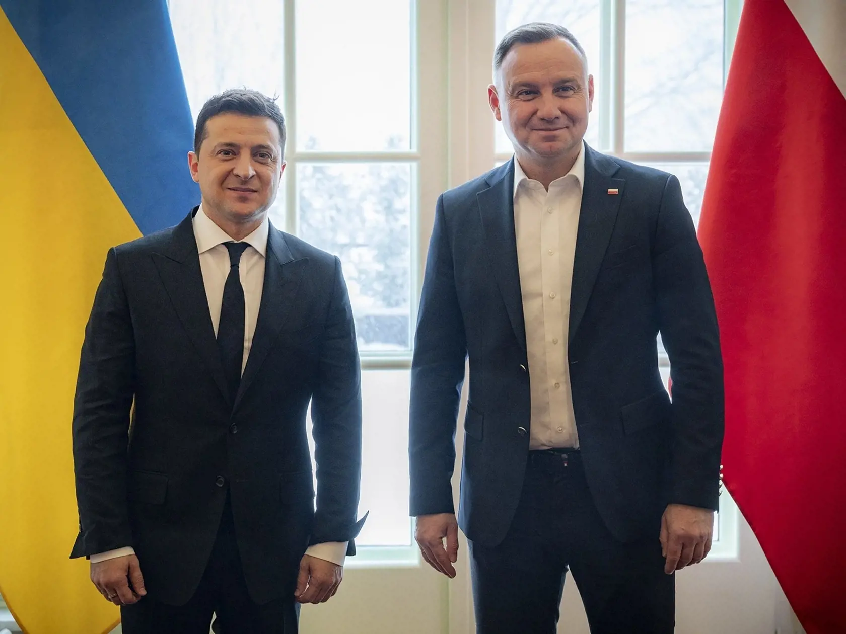 Ukrajinský prezident Volodymyr Zelenskyj (vľavo) a poľský prezident Andrzej Duda pózujú počas stretnutia 20. januára 2022 vo Wisle.