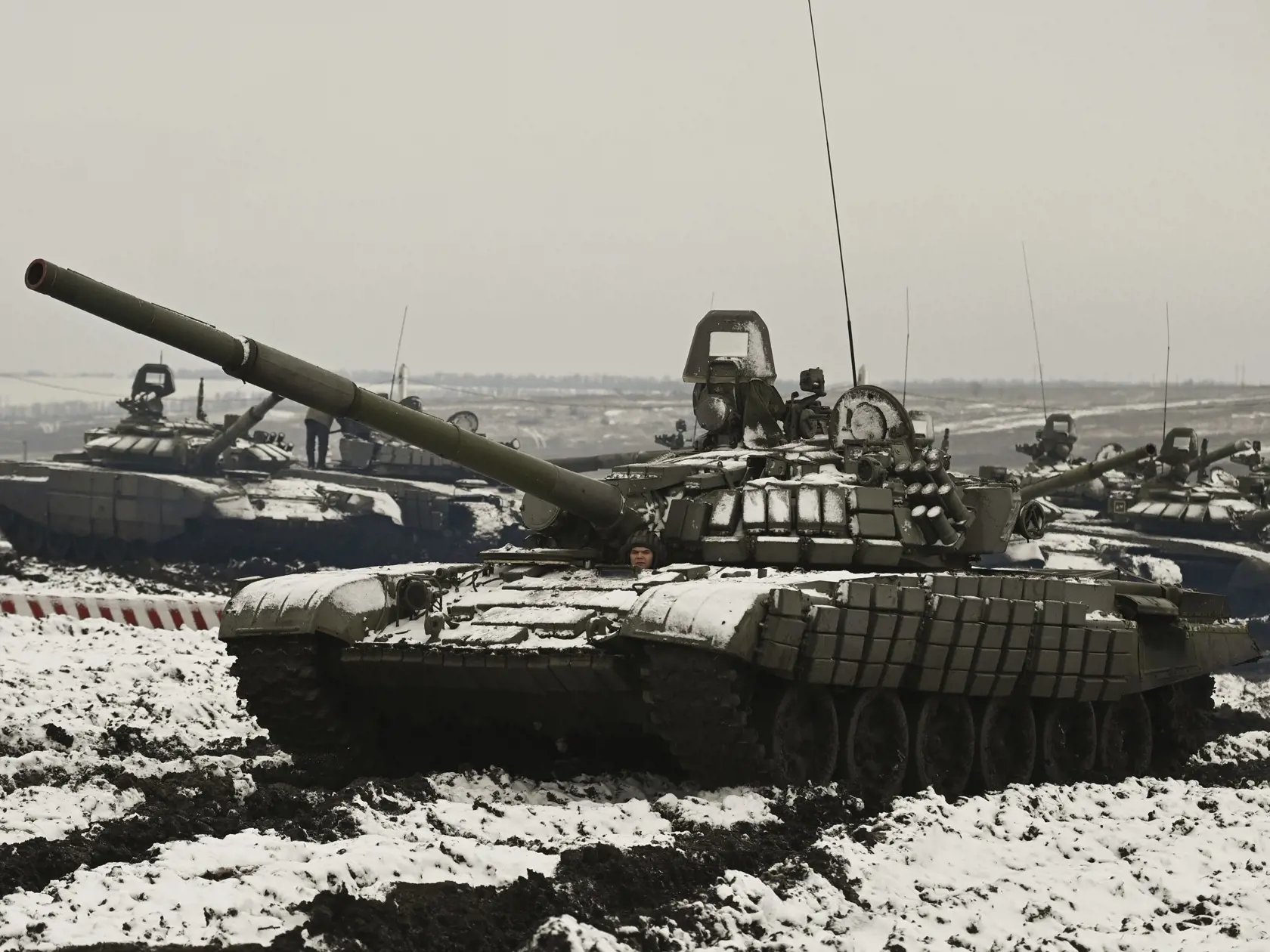 Ruské tanky T-72B3 počas vojenského cvičenia v Rostovskej oblasti na juhu Ruska 12. januára 2022. Západný vojenský okruh ruských ozbrojených síl organizuje v regiónoch blízko hraníc Ukrajiny cvičenie, na ktoré vyslal asi 3000 vojakov a 300 kusov vojenskej techniky.