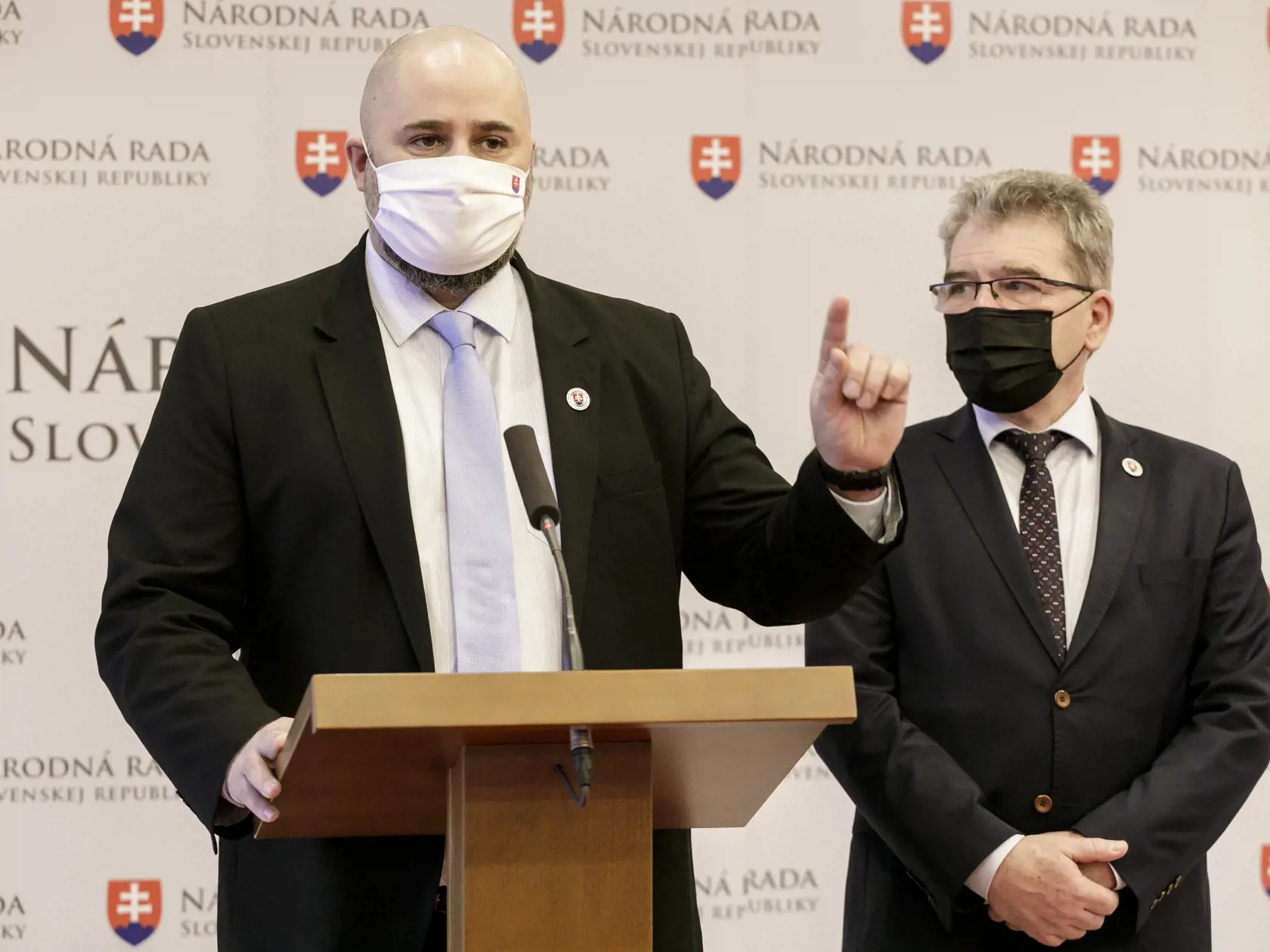 Na snímke zľava poslanec NRSR (Sme rodina) Patrick Linhart a poslanec a predseda Výboru NR SR pre pôdohospodárstvo a životné prostredie Jaroslav Karahut (Sme rodina) počas tlačového brífingu na 23. schôdzi Národnej rady SR v Bratislave 29. januára 2021. FOTO TASR – Dano Veselský