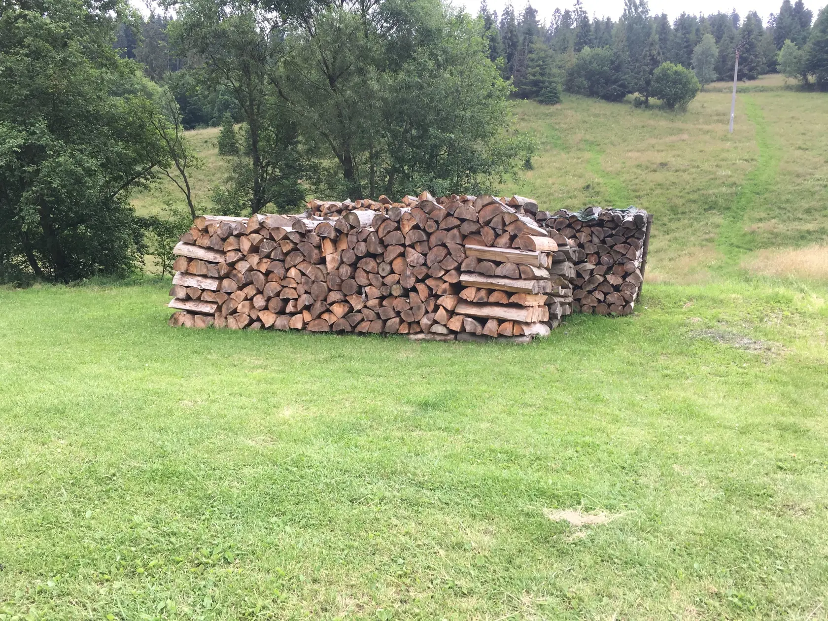 O takéto zátišia s drevom nie je v Úhornej núdza, keďže oproti iným obciam zima tu začína oveľa skôr a končí tiež neskôr. Aj preto bez poriadnej zásoby paliva tu nesmiete ostať.