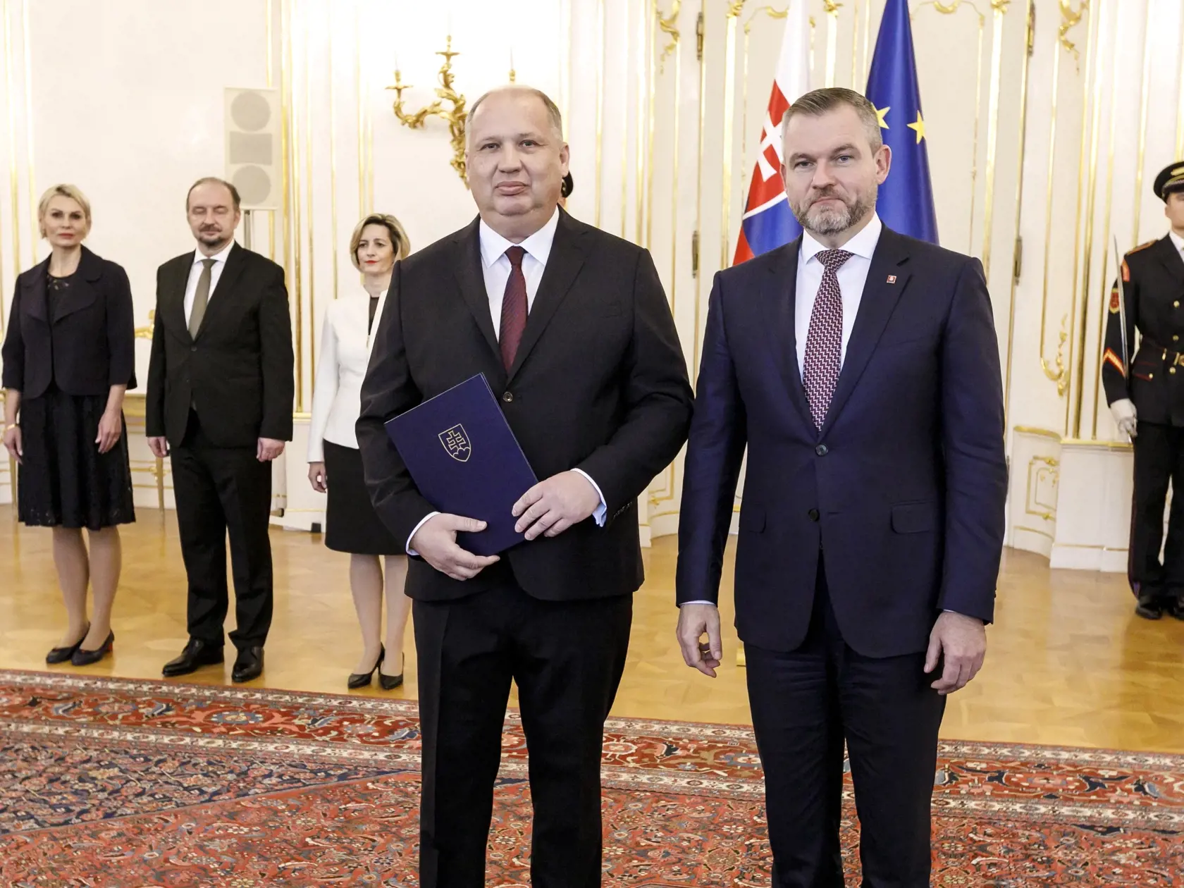 Na snímke prezident SR Peter Pellegrini (vpravo) odovzdal poverovacie listiny dezignovanému veľvyslancovi SR v Ruskej federácii Petrovi Priputenovi (vľavo) v Prezidentskom paláci. V Bratislave 26. novembra 2024. FOTO TASR - Dano Veselský