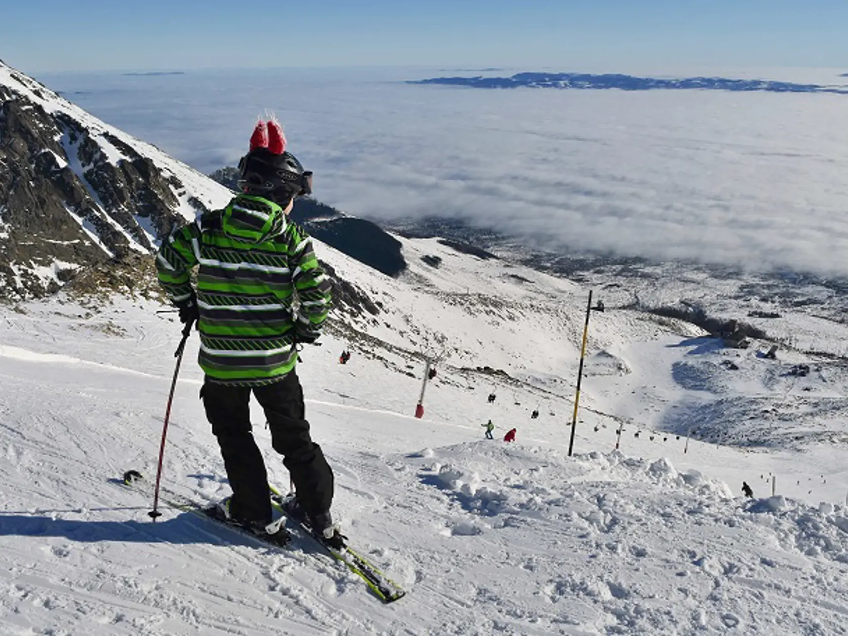 Mladý lyžiar na zjazdovke z Lomnického sedla na Skalnaté pleso.