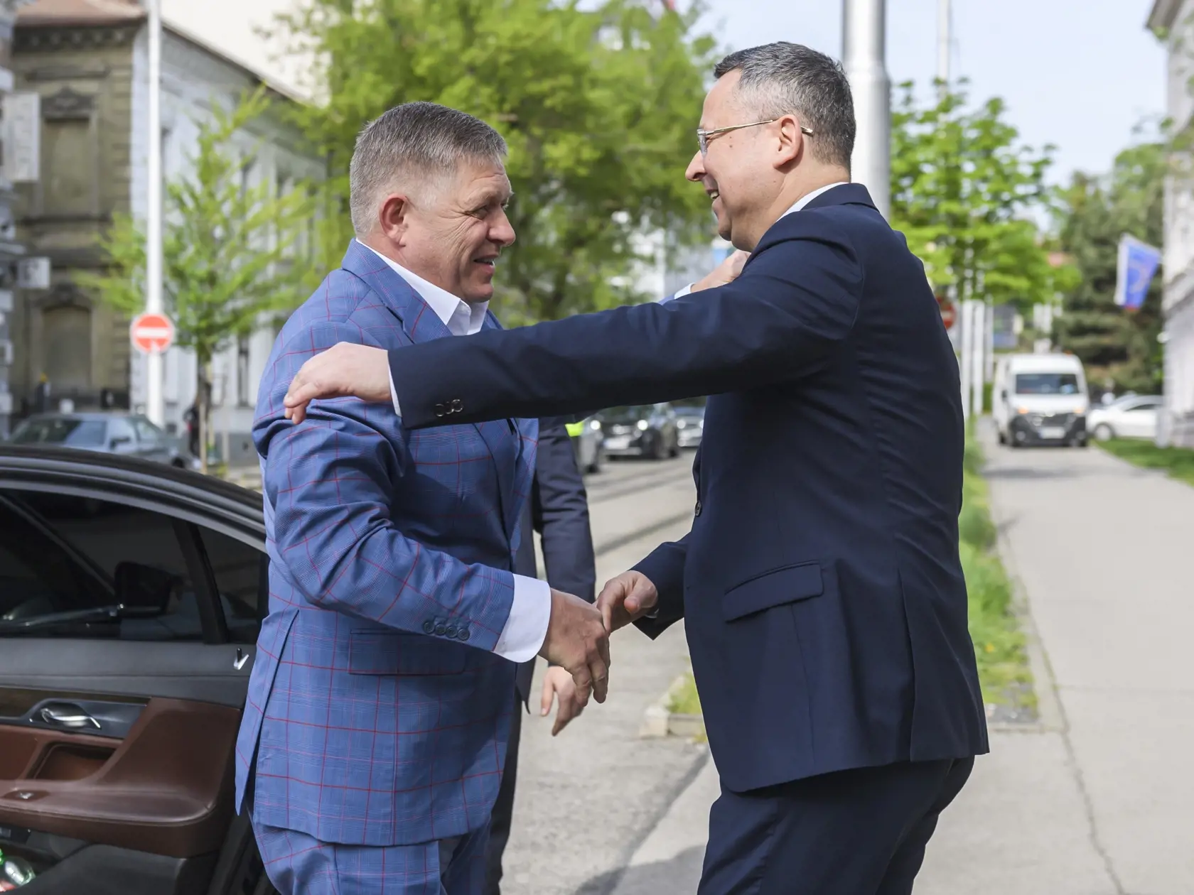 Na snímke predseda vlády SR Robert Fico (Smer-SD) prichádza na kontrolný deň na Ministerstve financií SR, vpravo ho víta minister financií SR Ladislav Kamenický (Smer-SD) v Bratislave 8. apríla 2024. FOTO TASR - Jaroslav Novák