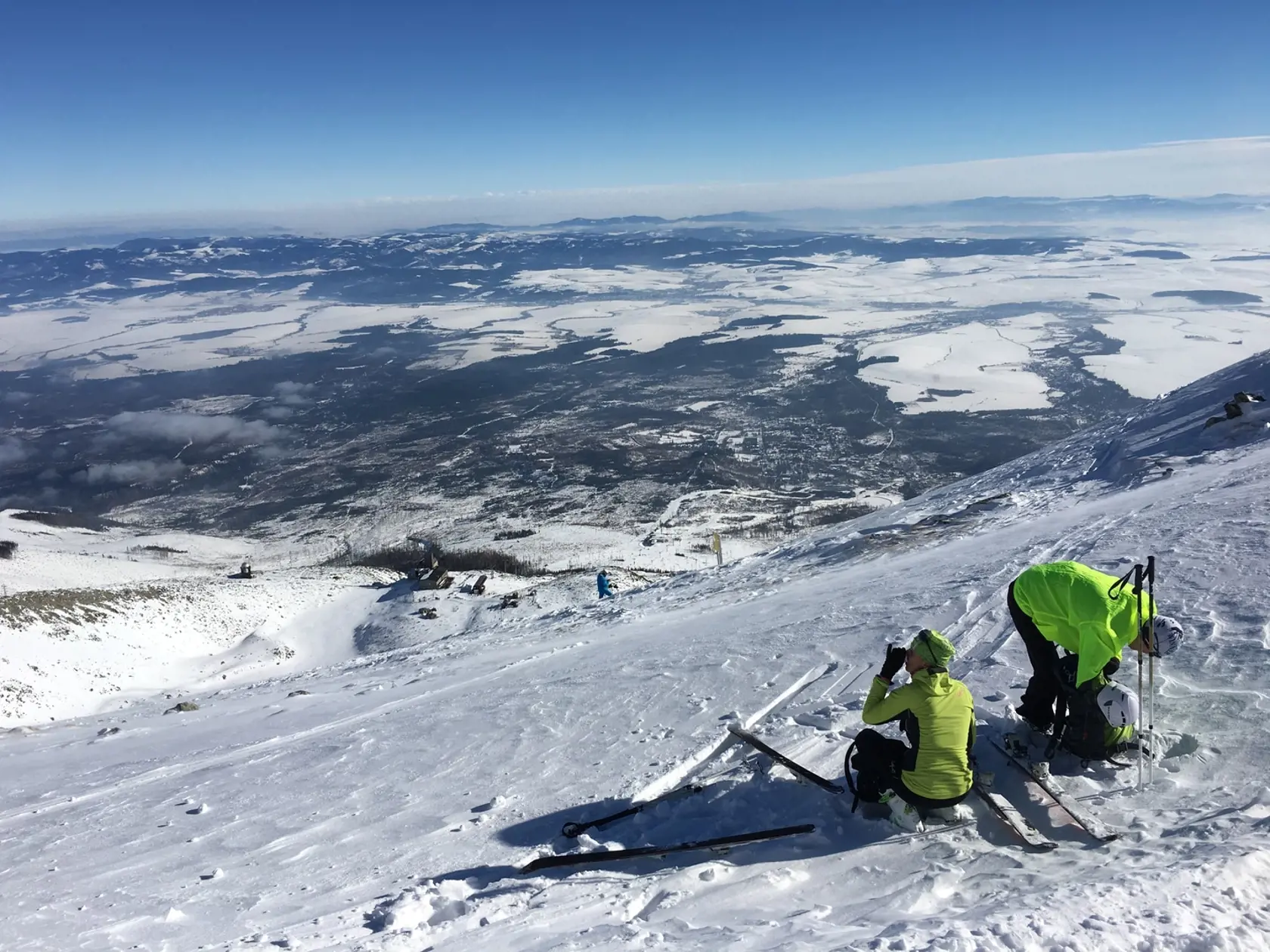 Lomnické sedlo je častým cieľom skialpinistov. 
