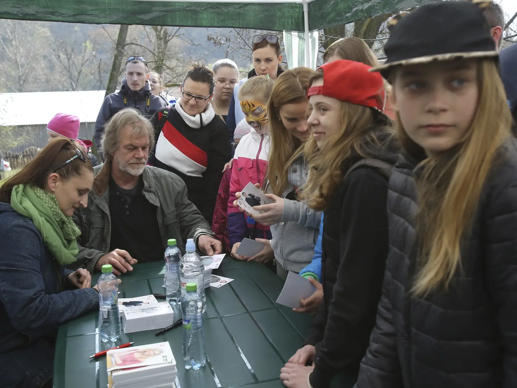 Herci z jojkarskeho serialu ZOO v oologickej zahrade
Na obr. zlava: Lucia Vrablicova a Milan Bahul