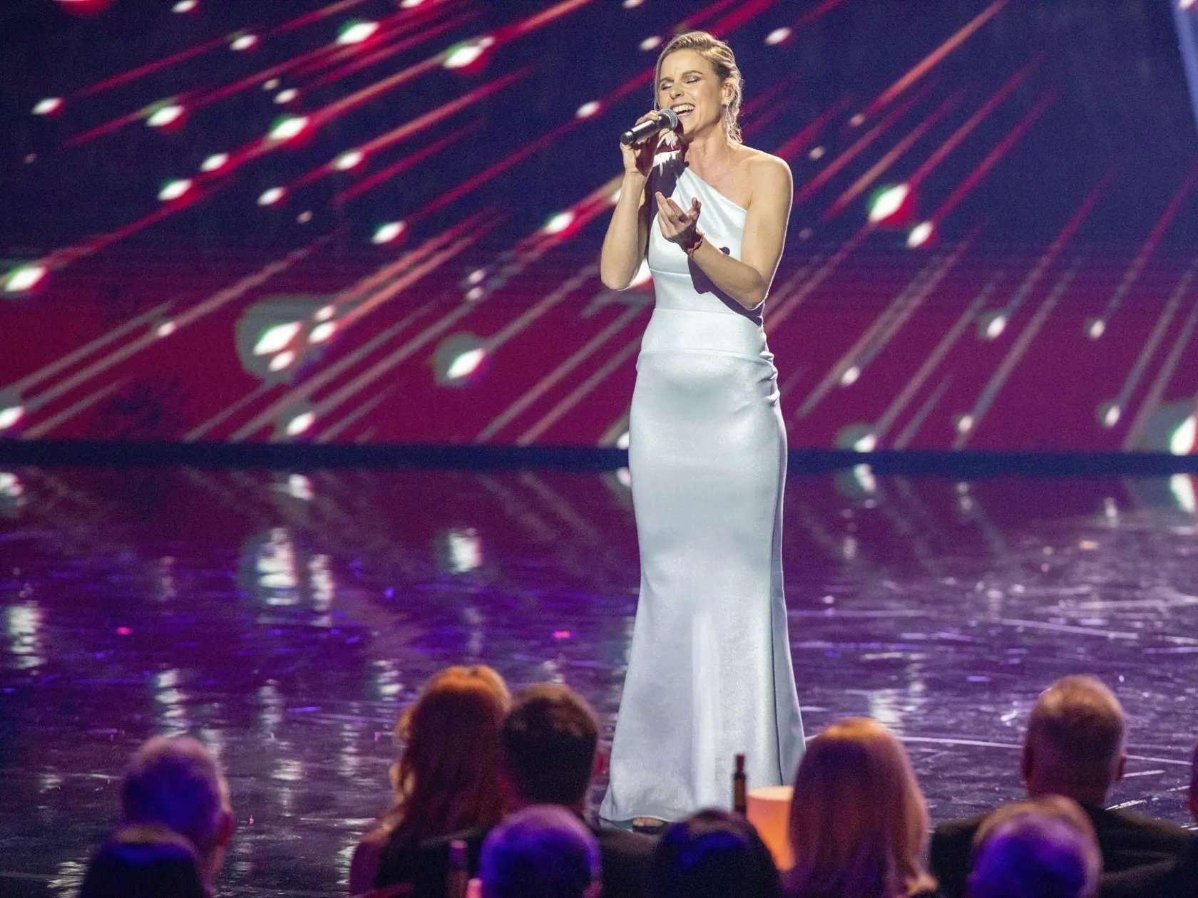 Na snímke je televízny prenos 26.ročníka Krištáľového krídla 2023 z novej budovy SND.
Speváčka Nela Pocisková
