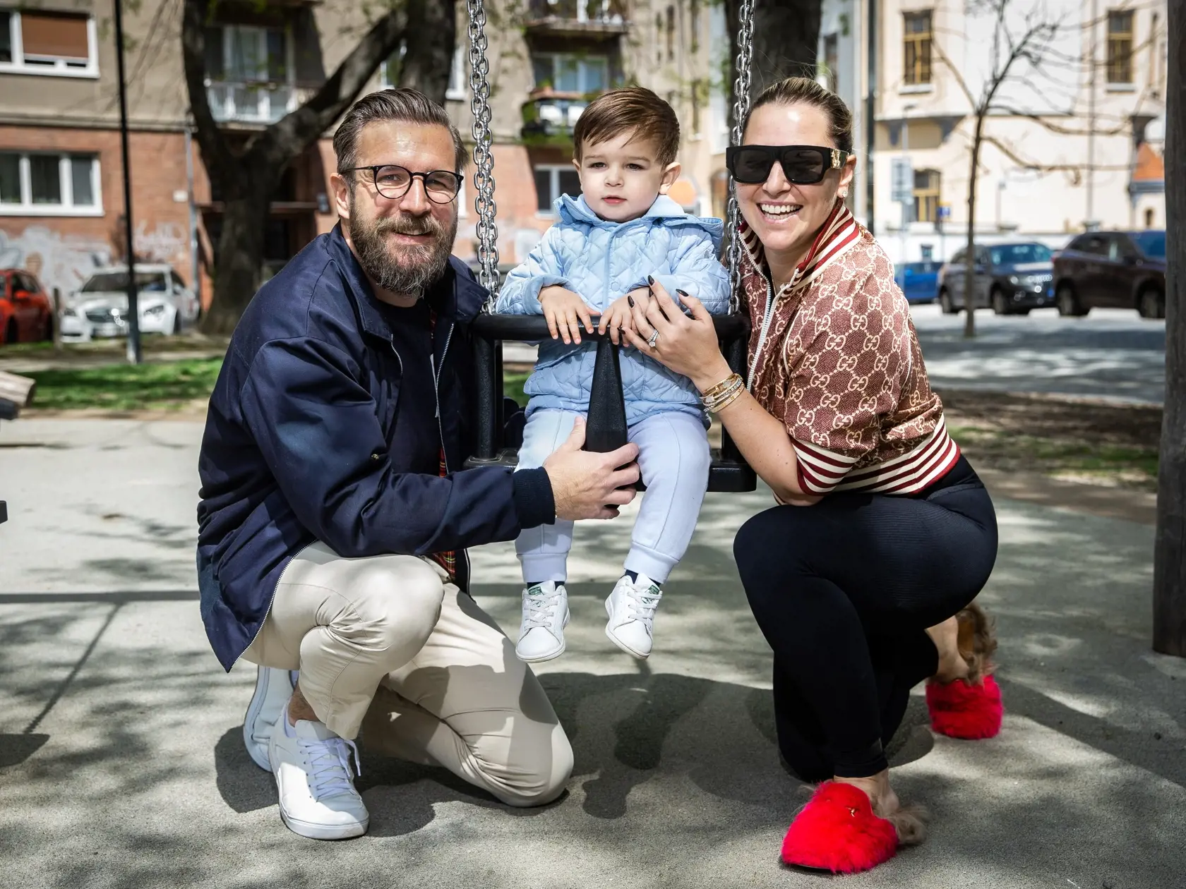 Dominika Navara Cibulková a Michal Navara pri prechádzke Bratislavou s ich synom.