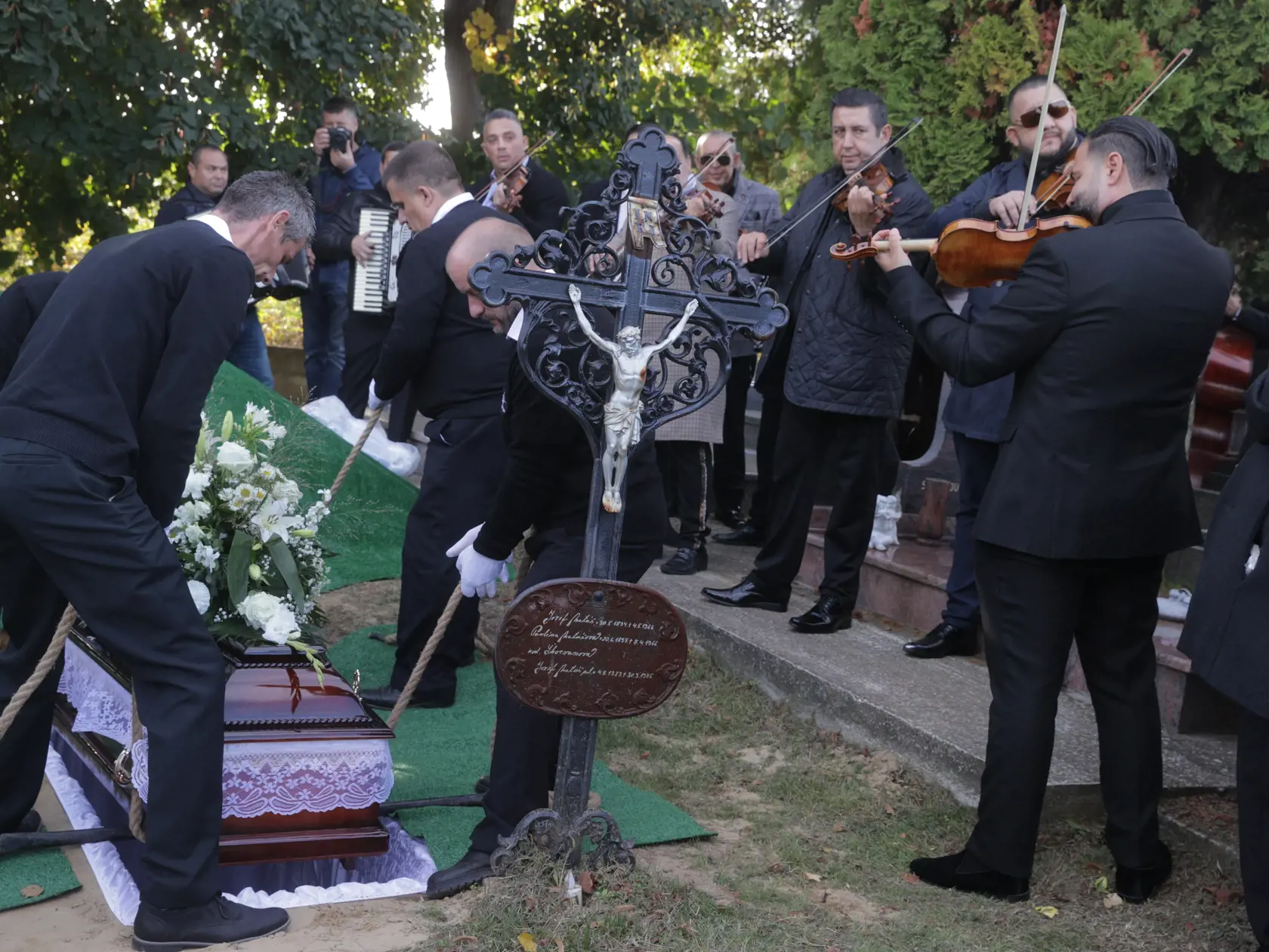 Pohreb Ľuba Virága (†68). Pri vkladaní rakvy do hrobu ho sprevádzala smútočná hudba od jeho kolegov.