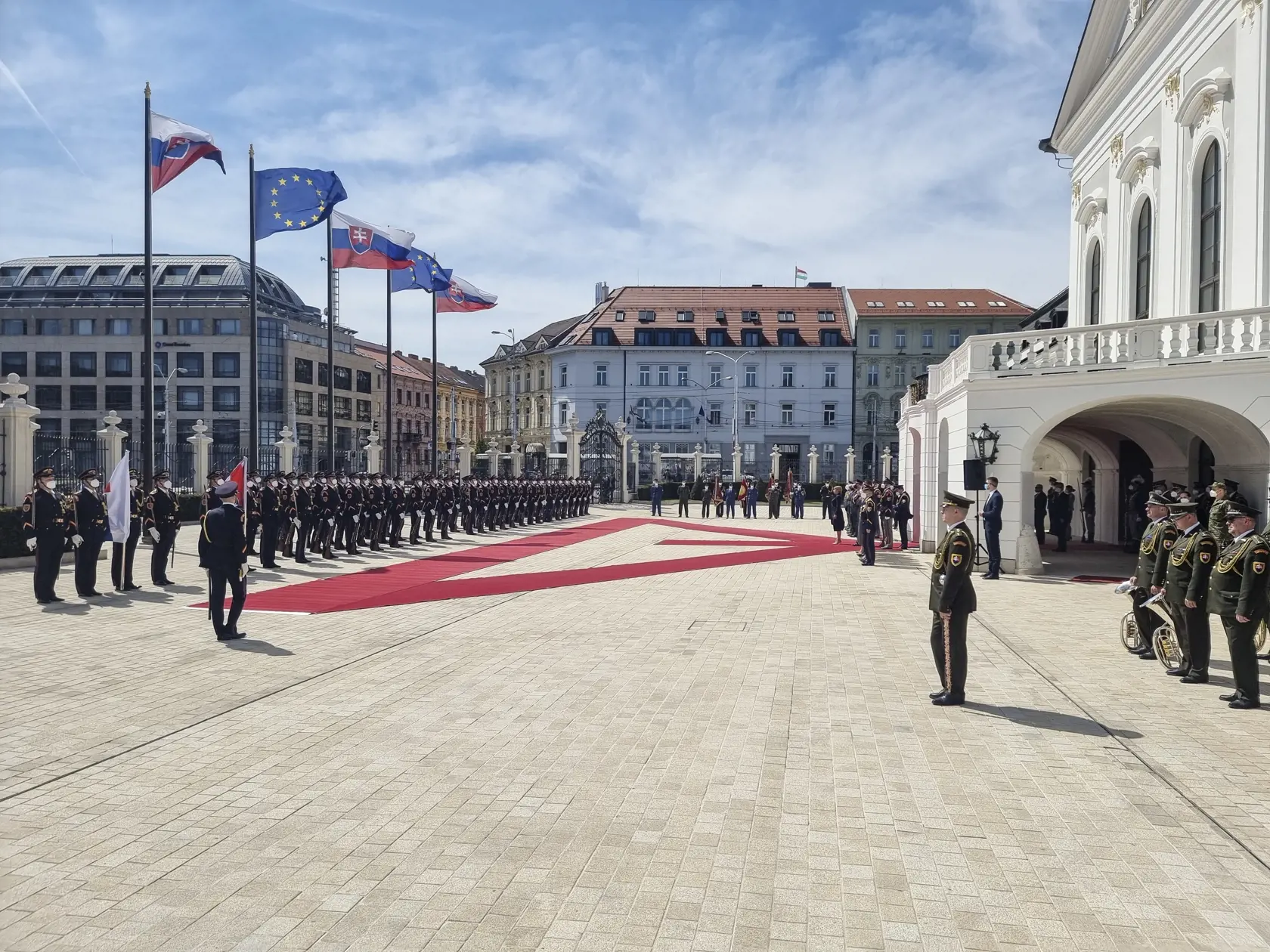 Na snímke prezidentka SR Zuzana Čaputová (vpravo v pozadí) hovorí počas ceremónie udeľovania medailí vojačkám a vojakom, ktorí sa vyznamenali vynaloženým úsilím počas pandémie nového koronavírusu 4. mája 2021 na nádvorí Prezidentského paláca v Bratislave. Ide o zdravotníkov aj nezdravotníkov z útvarov naprieč Ozbrojenými silami SR.