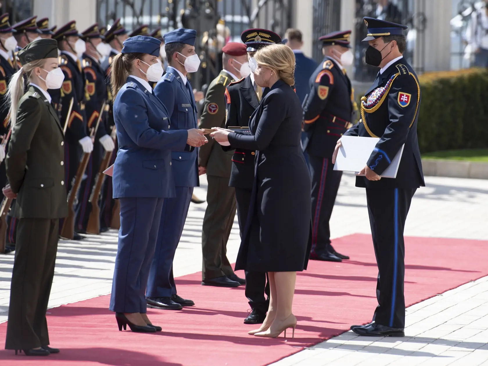 Druhá vľavo rotná Ivana Kováčová a druhá sprava prezidentka SR Zuzana Čaputová počas ceremónie udeľovania medailí vojačkám a vojakom, ktorí sa vyznamenali vynaloženým úsilím počas pandémie nového koronavírusu 4. mája 2021 na nádvorí Prezidentského paláca v Bratislave. Ide o zdravotníkov aj nezdravotníkov z útvarov naprieč Ozbrojenými silami SR.