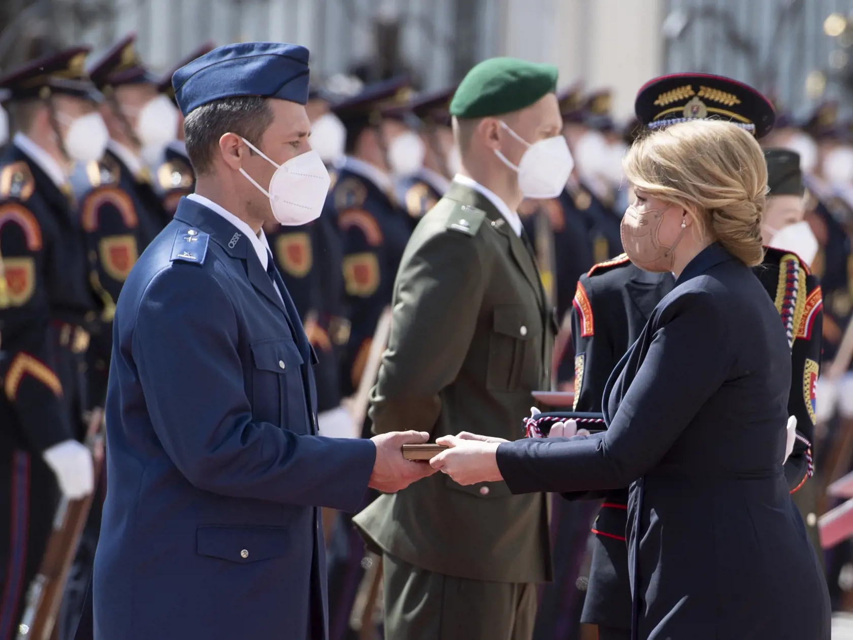 Na snímke vľavo čatár Marek Sovský a vpravo prezidentka SR Zuzana Čaputová počas ceremónie udeľovania medailí vojačkám a vojakom, ktorí sa vyznamenali vynaloženým úsilím počas pandémie nového koronavírusu 4. mája 2021 na nádvorí Prezidentského paláca v Bratislave. Ide o zdravotníkov aj nezdravotníkov z útvarov naprieč Ozbrojenými silami SR.