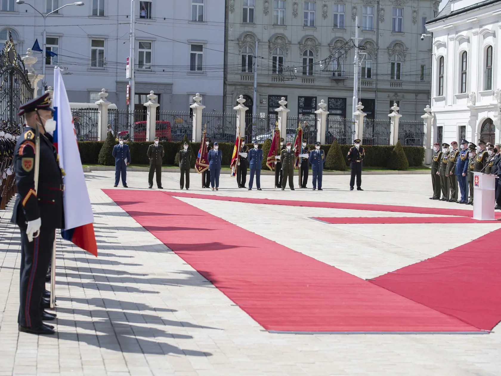 Na snímke vpravo prezidentka SR Zuzana Čaputová hovorí počas ceremónie udeľovania medailí vojačkám a vojakom, ktorí sa vyznamenali vynaloženým úsilím počas pandémie nového koronavírusu 4. mája 2021 na nádvorí Prezidentského paláca v Bratislave. Ide o zdravotníkov aj nezdravotníkov z útvarov naprieč Ozbrojenými silami SR.