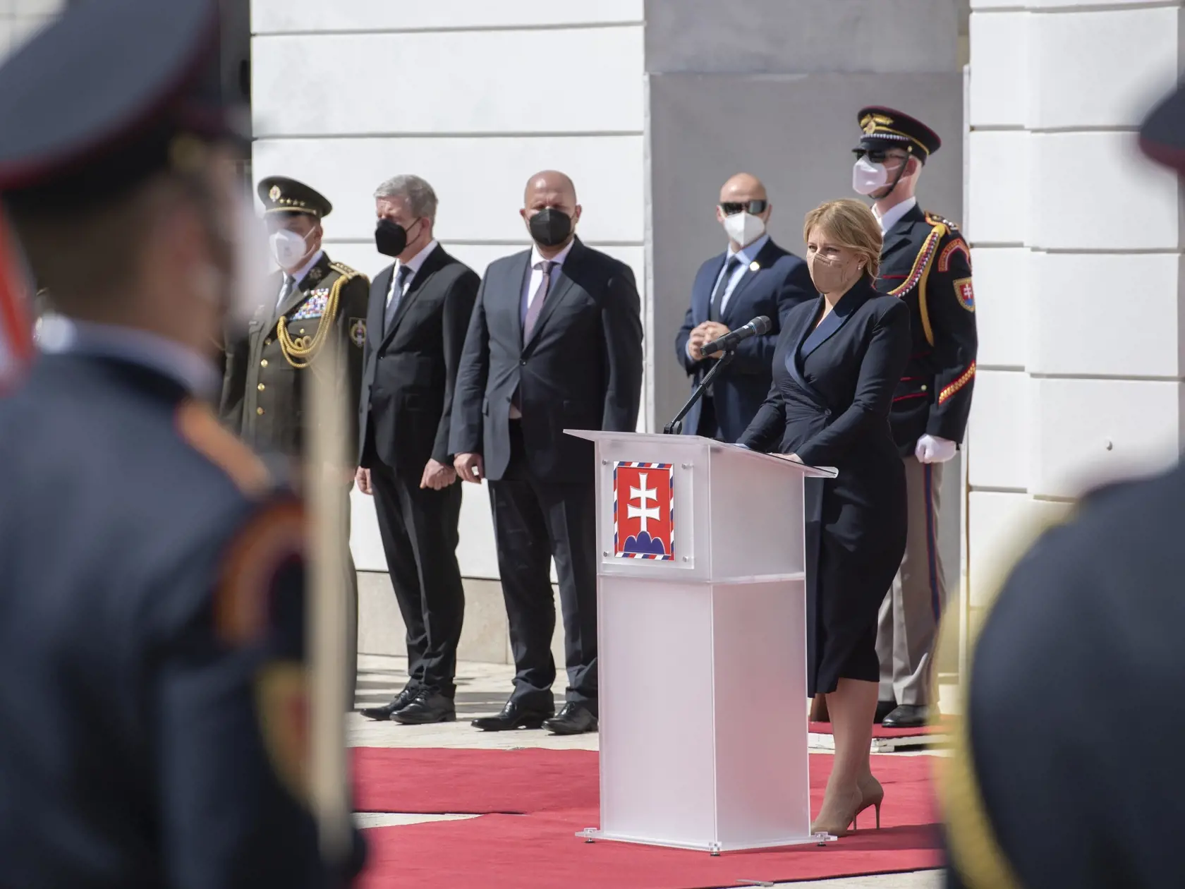 Na snímke prezidentka SR Zuzana Čaputová hovorí počas ceremónie udeľovania medailí vojačkám a vojakom, ktorí sa vyznamenali vynaloženým úsilím počas pandémie nového koronavírusu 4. mája 2021 na nádvorí Prezidentského paláca v Bratislave. Ide o zdravotníkov aj nezdravotníkov z útvarov naprieč Ozbrojenými silami SR.