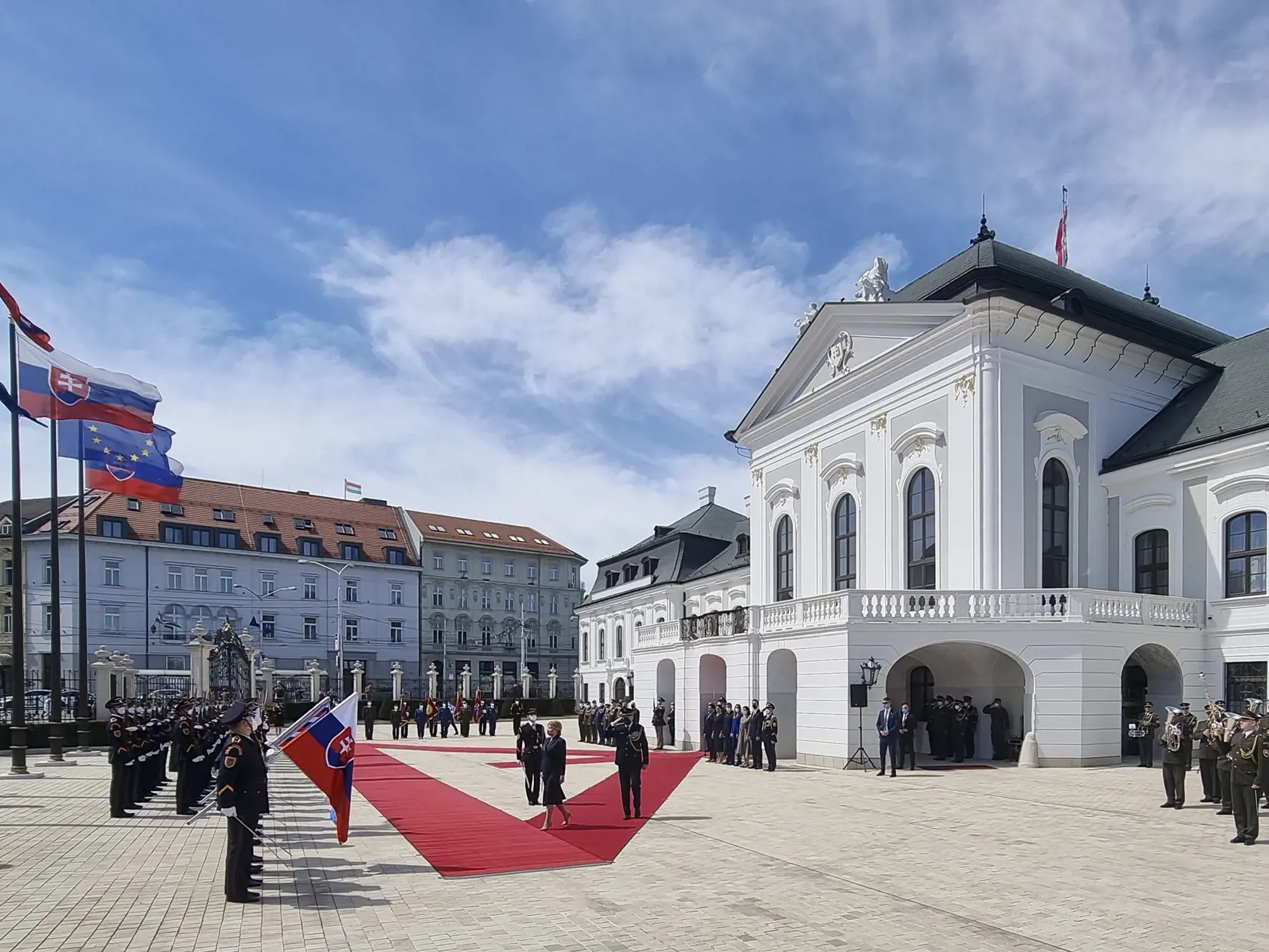 Na snímke uprostred prezidentka SR Zuzana Čaputová počas ceremónie udeľovania medailí vojačkám a vojakom, ktorí sa vyznamenali vynaloženým úsilím počas pandémie nového koronavírusu 4. mája 2021 na nádvorí Prezidentského paláca v Bratislave. Ide o zdravotníkov aj nezdravotníkov z útvarov naprieč Ozbrojenými silami SR.