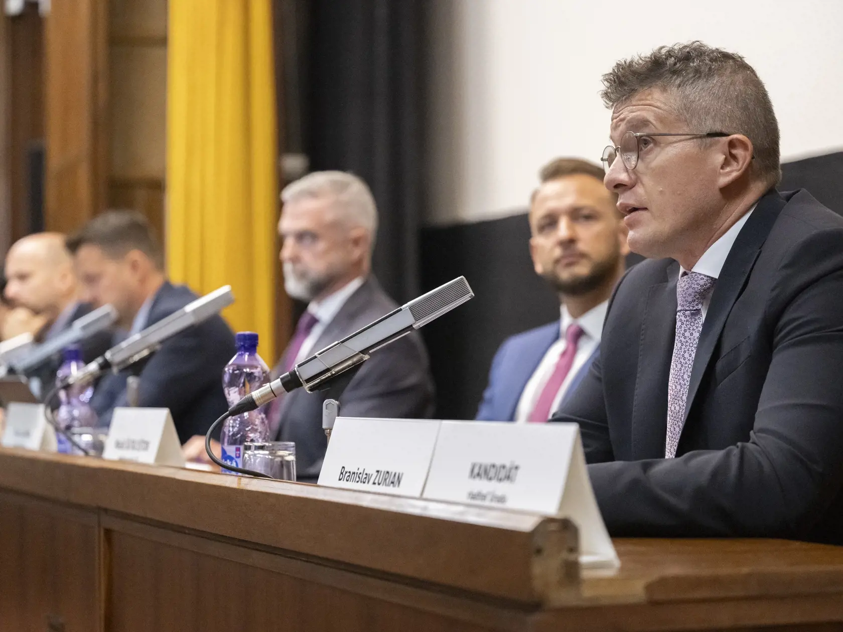 Na snímke bývalý šéf Národnej kriminálnej agentúry (NAKA) a kandidát na šéfa Úradu inšpekčnej služby (ÚIS) Branislav Zurian (vpravo) počas vypočutia na Výbore Národnej rady SR pre obranu a bezpečnosť v Bratislave vo štvrtok 2. novembra 2023. Druhý sprava minister vnútra SR Matúš Šutaj Eštok (HLAS-SD) a tretí vpravo predseda Výboru NR SR pre obranu a bezpečnosť Tibor Gašpar (SMER-SD).