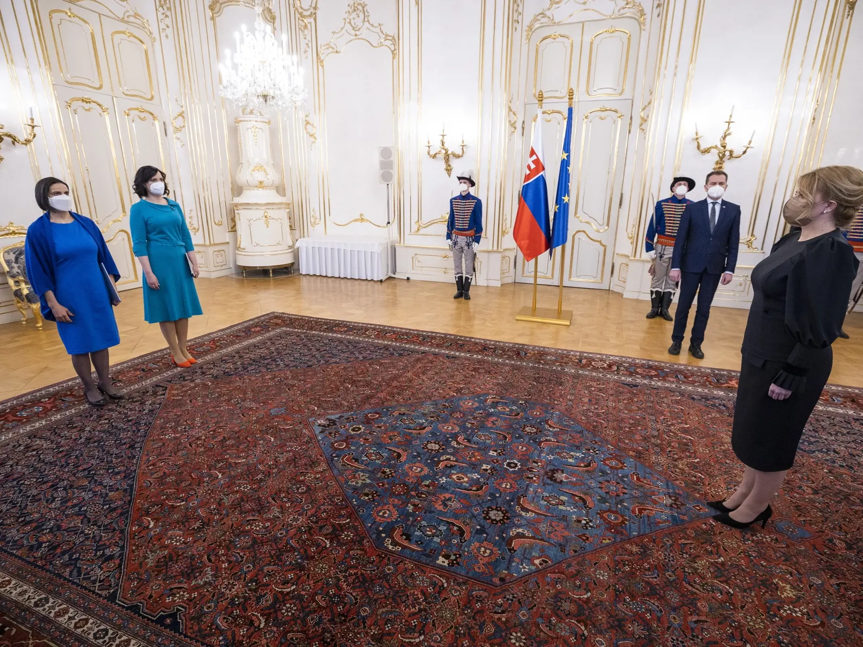Na snímke zľava dočasná ministerka spravodlivosti SR, podpredsedníčka vlády SR a ministerka investícií, regionálneho rozvoja a informatizácie SR Veronika Remišová (Za ľudí), ministerka spravodlivosti SR Mária Kolíková (Za ľudí) po demisii, predseda vlády SR Igor Matovič (OĽaNO) a prezidentka SR Zuzana Čaputová v Prezidentskom paláci v Bratislave v utorok 23. marca 2021.