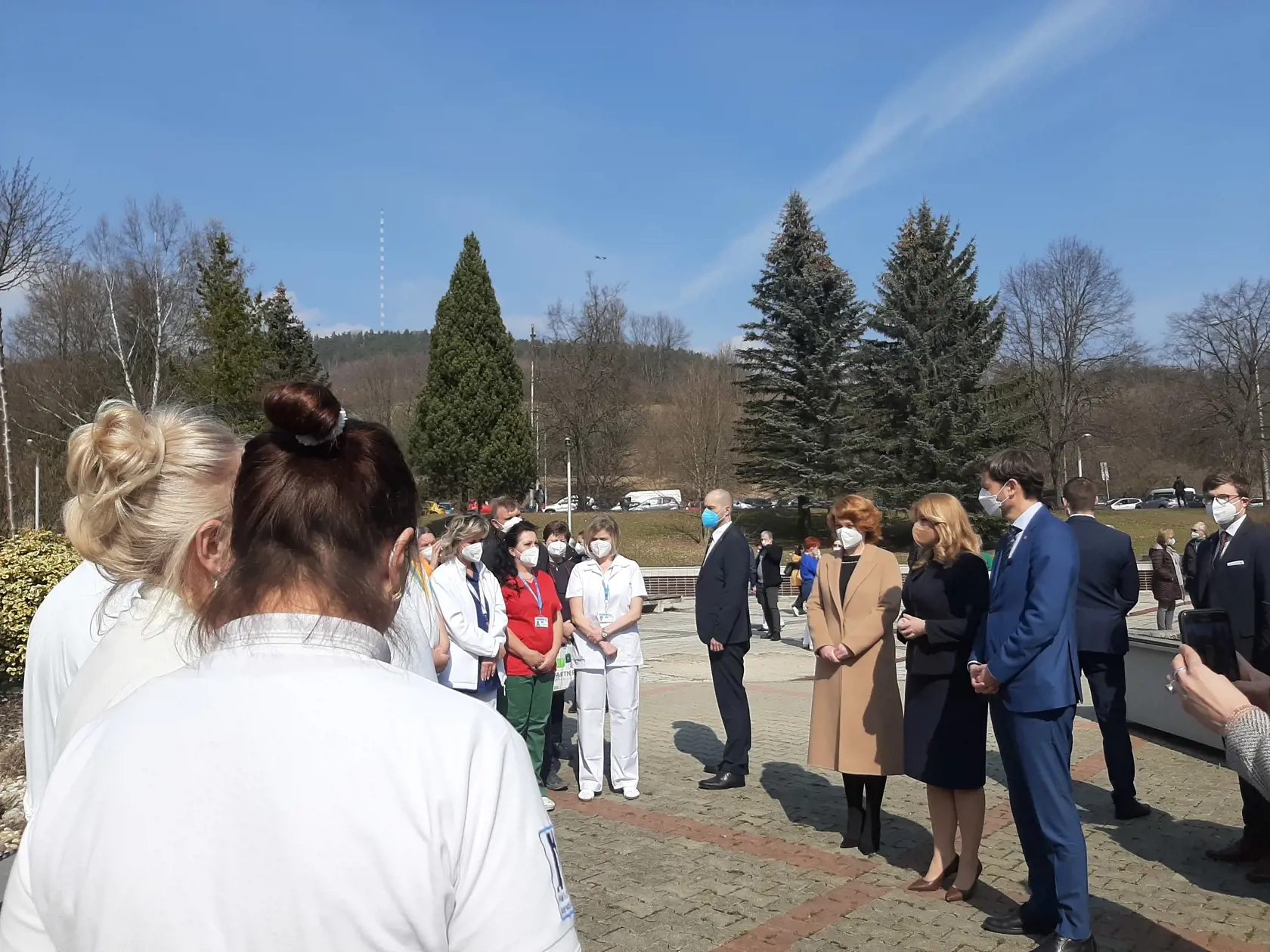 Prezidentka Zuzana Čaputová z pracovníkmi na banskobystrickom ARO.