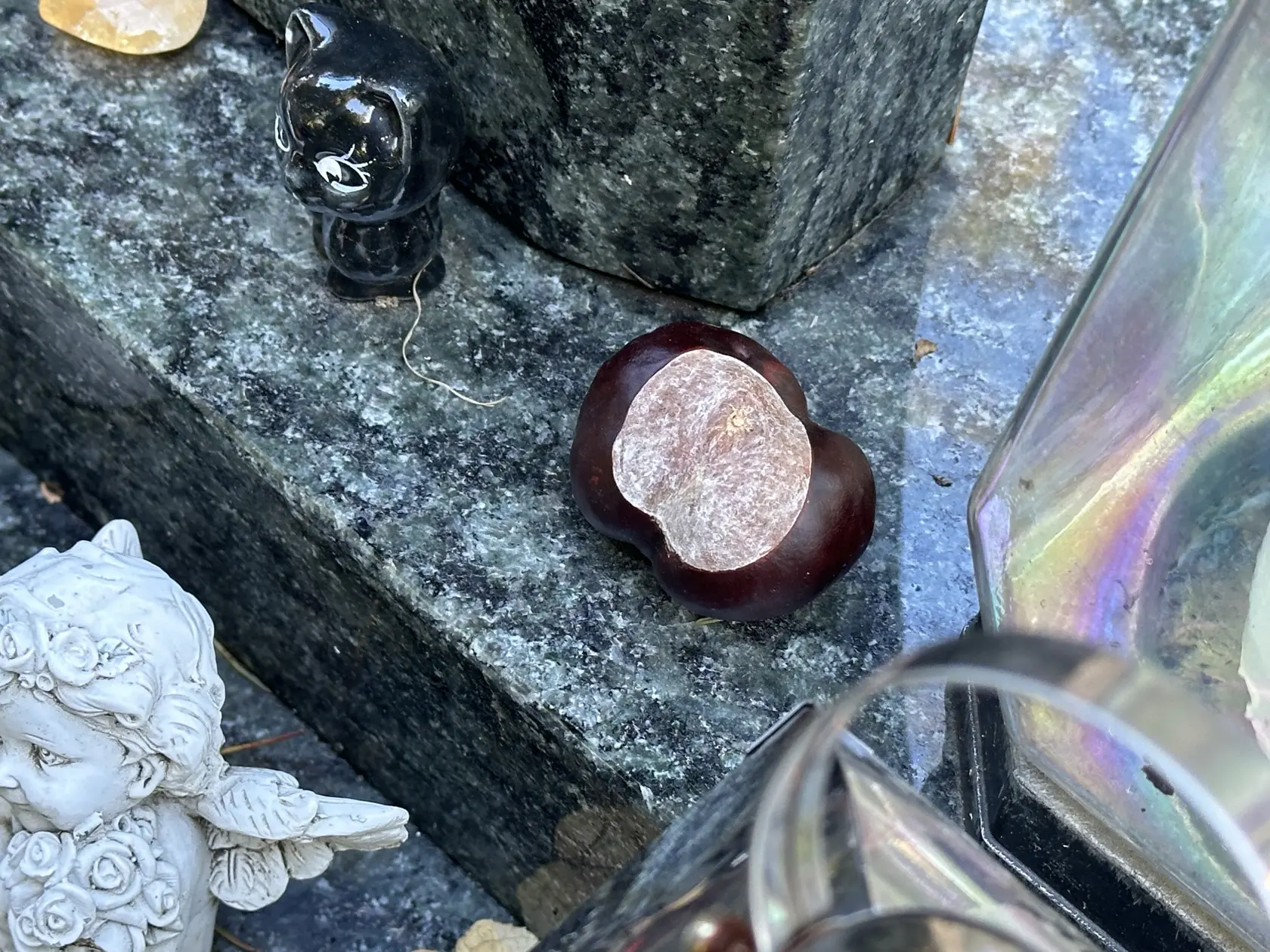 Okrem keramickej čiernej mačky je tu položený aj gaštan. Čím symbolizuje herečku nevedno. V Číne je však považovaný za symbol životadarnej energie.