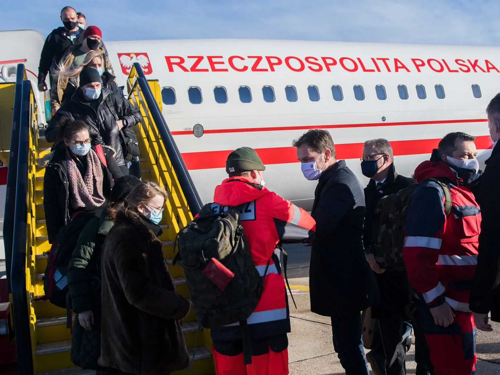 Expremiér Igor Matovič (štvrtý sprava) víta poľských lekárov a zdravotníkov, ktorí pomôžu počas  celoplošného skríningu na ochorenie COVID-19 na Letisku M. R. Štefánika v Bratislave v piatok 22. januára 2021.
