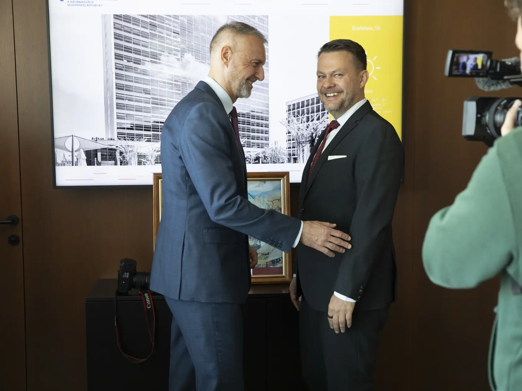 Na snimke je príchod nového ministra investícií, regionálneho rozvoja a informatizácie, MIRRI, Samuela Migaľa.
Úrad odovzdáva Richard Raši.