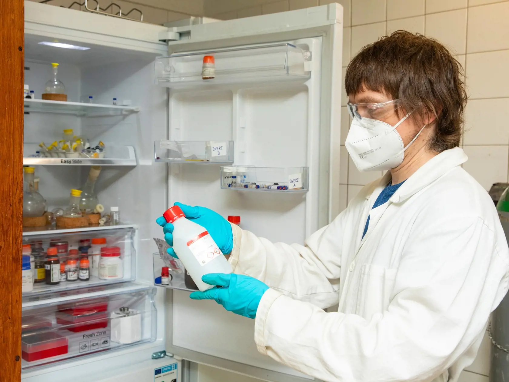Na snímke je Ing.Pavol Jakubec, PhD., ktorý pôsobí na Fakulte chemickej a potravinárskej technológie Slovenskej technickej univerzity v Bratislave. Venuje sa výskumu nových antibiotik.