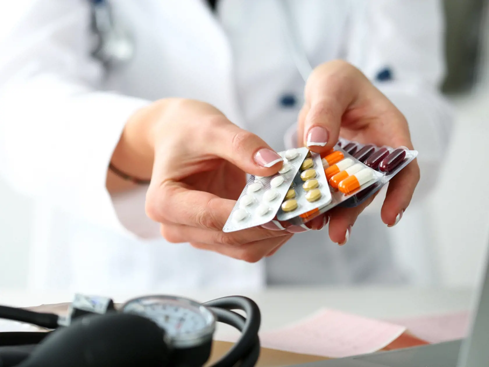 Ak súčasne okrem antibiotík užívate aj iné lieky, môže to ovplyvniť účinnosť antibiotík či daných liekov. Ako lieky užívať a to, s akými potravinami a liekmi antibiotiká nekombinovať, nájdete vždy v príbalovom letáku. Lekárovi by ste pri predpisovaní antibiotík či iných liekov mali povedať, aké lieky užívate dlhodobo.
