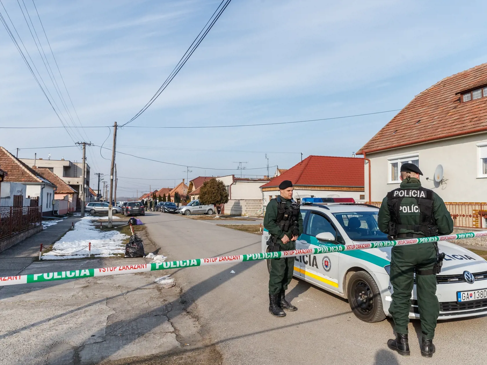 Na snímke príslušníci Policajného zboru Slovenskej republiky vykonávajú potrebné úkony v dome na Brezovej ulici v obci Veľká Mača, v ktorom došlo k dvojnásobnej vražde. Obeťami vraždy sa stali investigatívny novinár Ján Kuciak a jeho partnerka Martina Kušnírová.