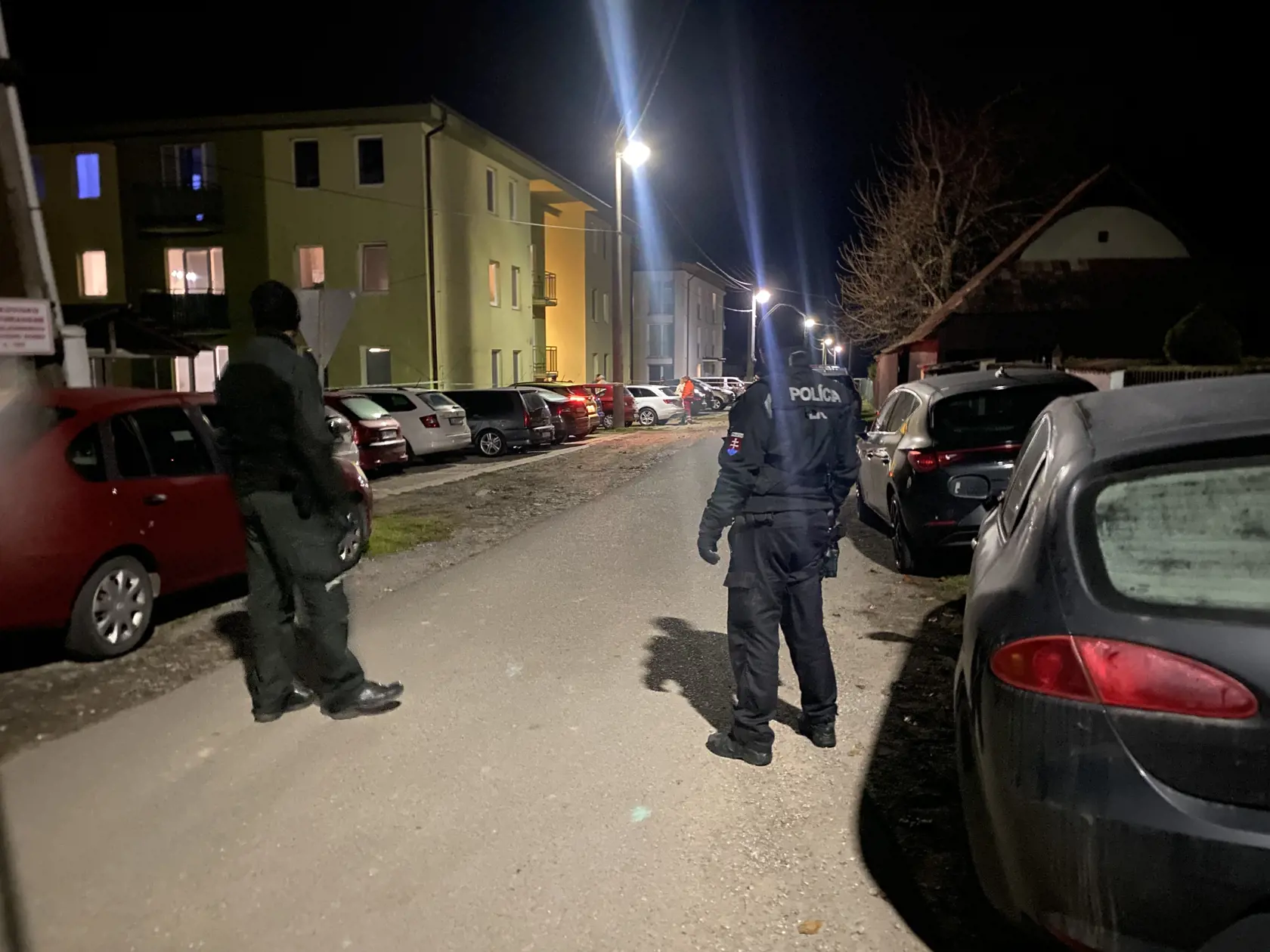Ulica hrôzy. V Rokytove pri Bardejove, v prvom bytovom dome vľavo na fotografii, na prízemí, policajt zastrelil iba mesačné bábätko a potom zbraň obrátil proti sebe