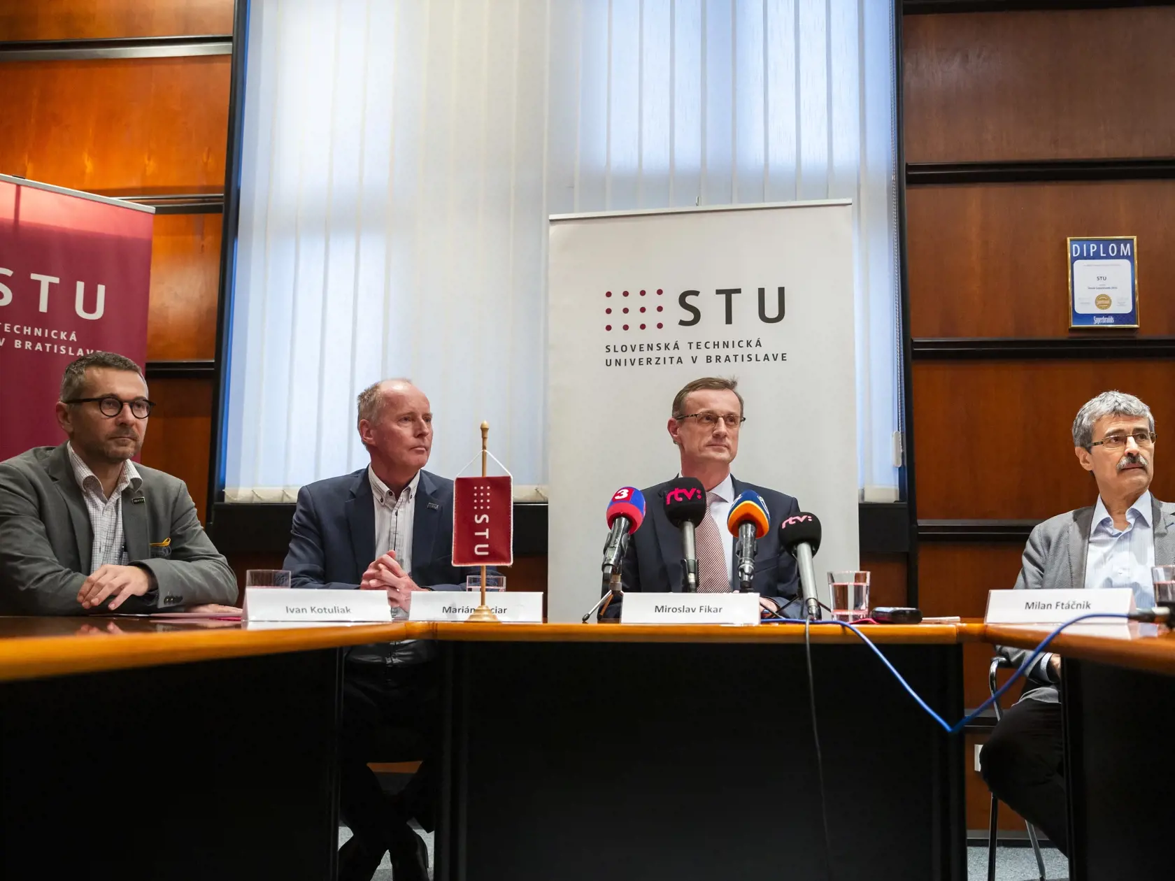 Na snímke zľava dekan Fakulty informatiky a informačných technológií (FIIT) Slovenskej technickej univerzity (STU) Ivan Kotuliak, predseda akademického senátu STU Marián Peciar, rektor STU Miroslav Fikar, predseda Správnej rady STU Milan Ftáčnik počas tlačovej konferencie k riešeniu situácie na FIIT STU v Bratislave 14. januára 2020. FOTO TASR - Jaroslav Novák