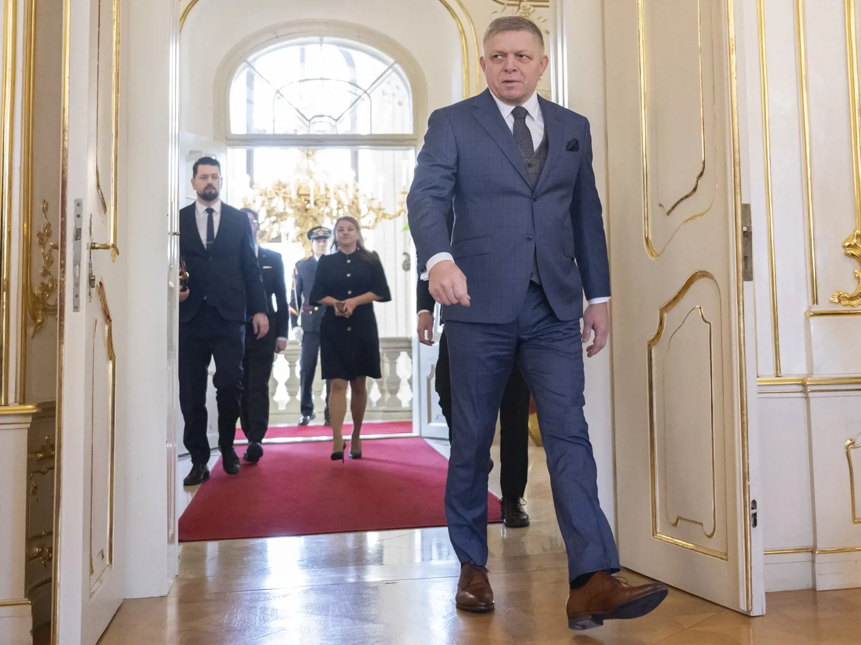 Na snímke predseda koaličnej strany Smer-SD a premiér SR Robert Fico prichádza na stretnutie predsedov politických strán za okrúhlym stolom k zahraničnopolitickej orientácii Slovenska, ktoré zorganizoval prezident SR Peter Pellegrini v Prezidentskom paláci v Bratislave v utorok 4. februára 2025. Na stretnutí sa zúčastnili predsedovia koaličných strán za Smer-SD Robert Fico, Hlas-SD Matúš Šutaj Eštok a SNS Andrej Danko. Predseda opozičného KDH Milan Majerský pozvanie na stretnutie prijal, ale na spoločnom vyhlásení sa nezúčastnil. Opozičné PS a SaS sa na stretnutí za okrúhlym stolom nezúčastnili.