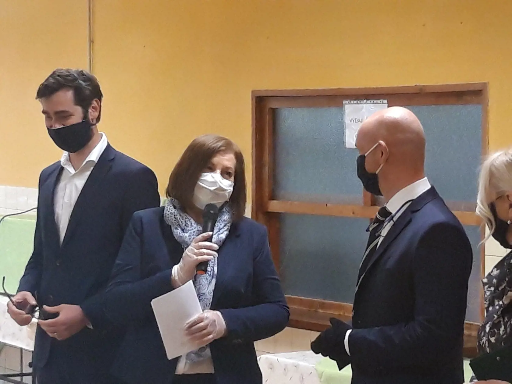 Minister školstva Branislav Gröhling sa zastavil v Nitre, aby si s učiteľmi podiskutoval o situácii v regionálnom školstve. Na fotke je spolu s primátorom Nitry Marekom Hattasom na ZŠ Topoľovej.
