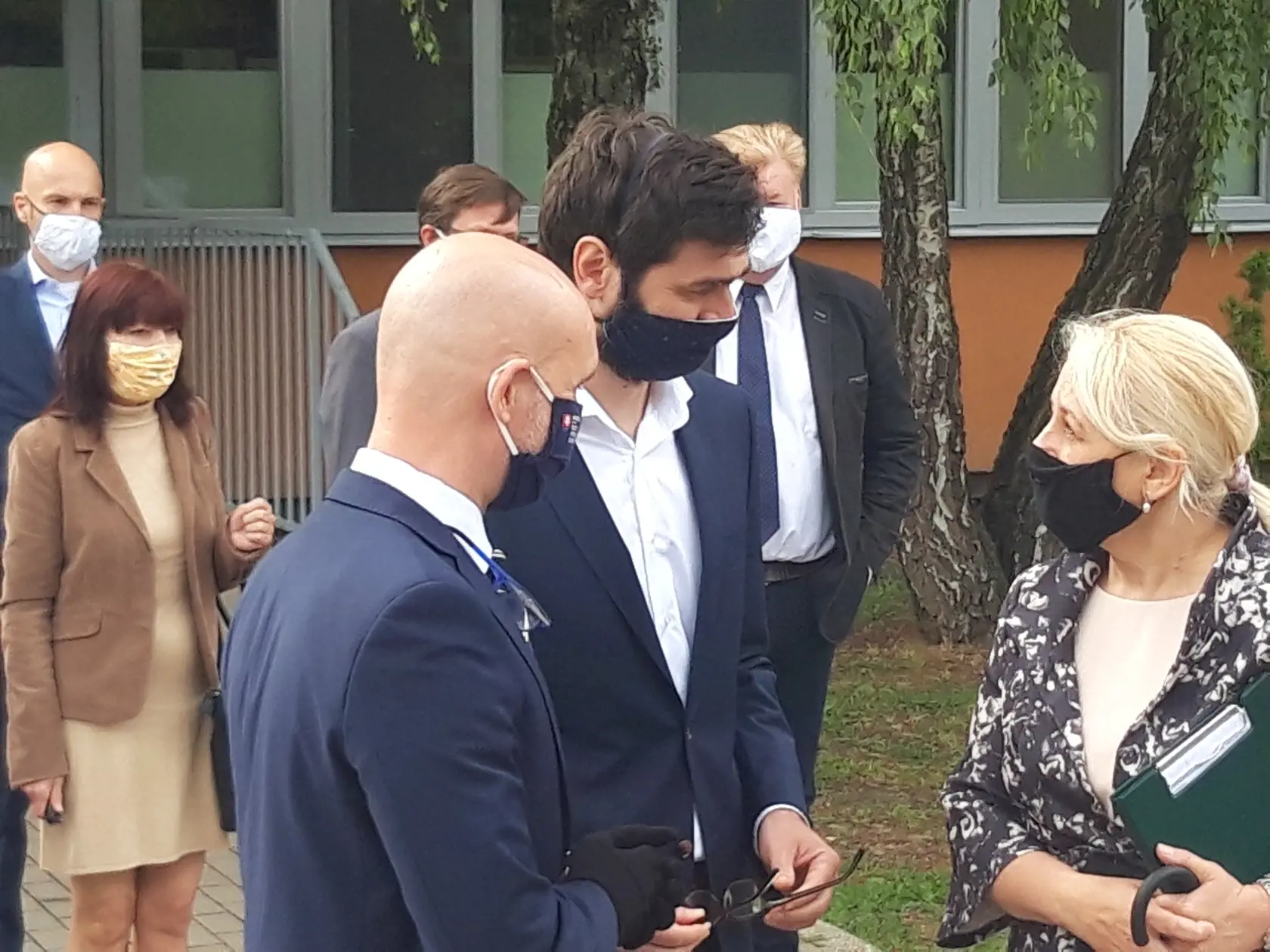 Primátor Nitry Marek Hattas spolu s ministrom školstva Branislavom Gröhlingom po rozhovoroch s nitrianskymi učiteľmi.