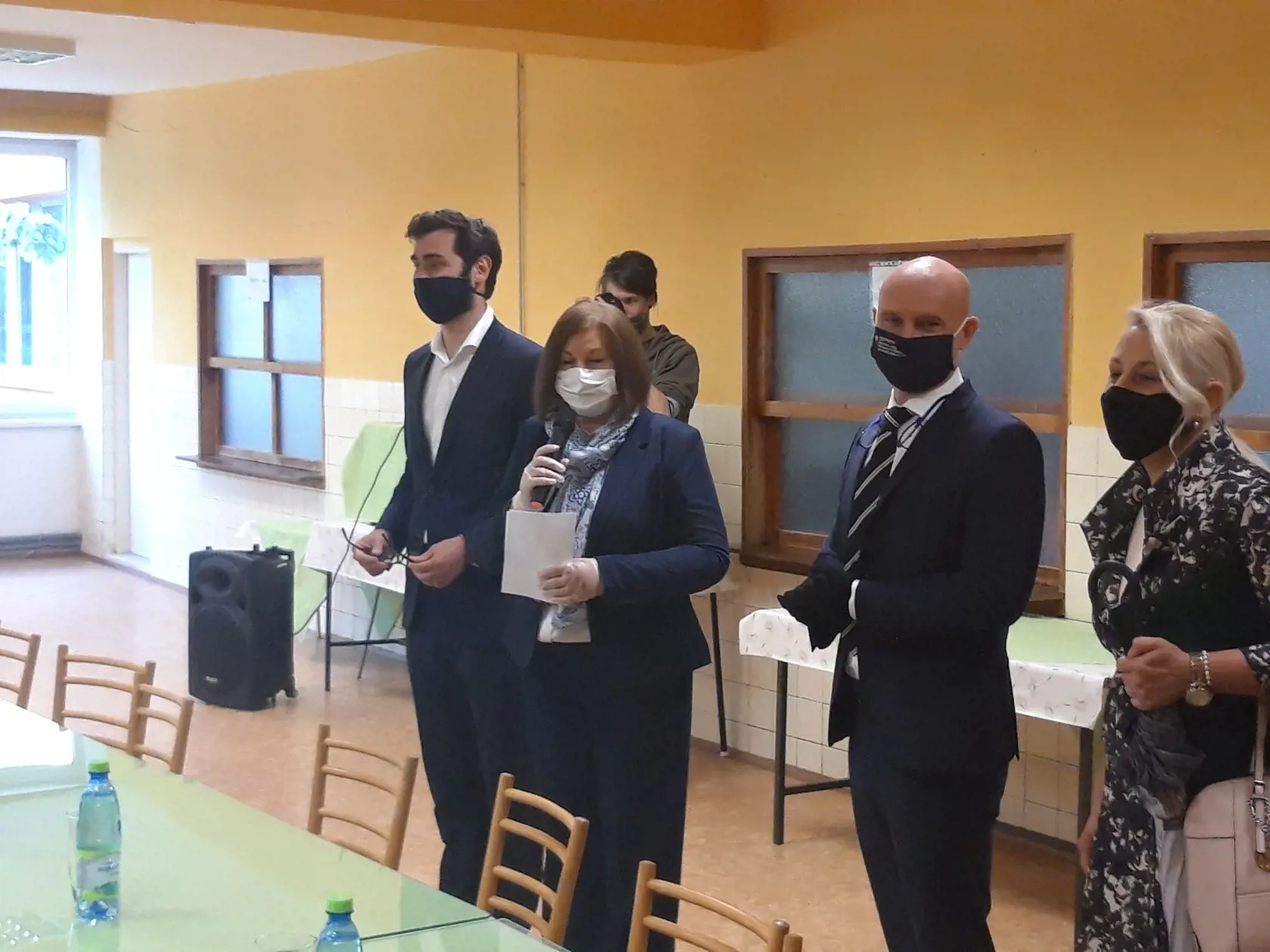 Minister školstva Branislav Gröhling diskutoval na ZŠ Topoľová v Nitre s učiteľmi o ich názoroch.