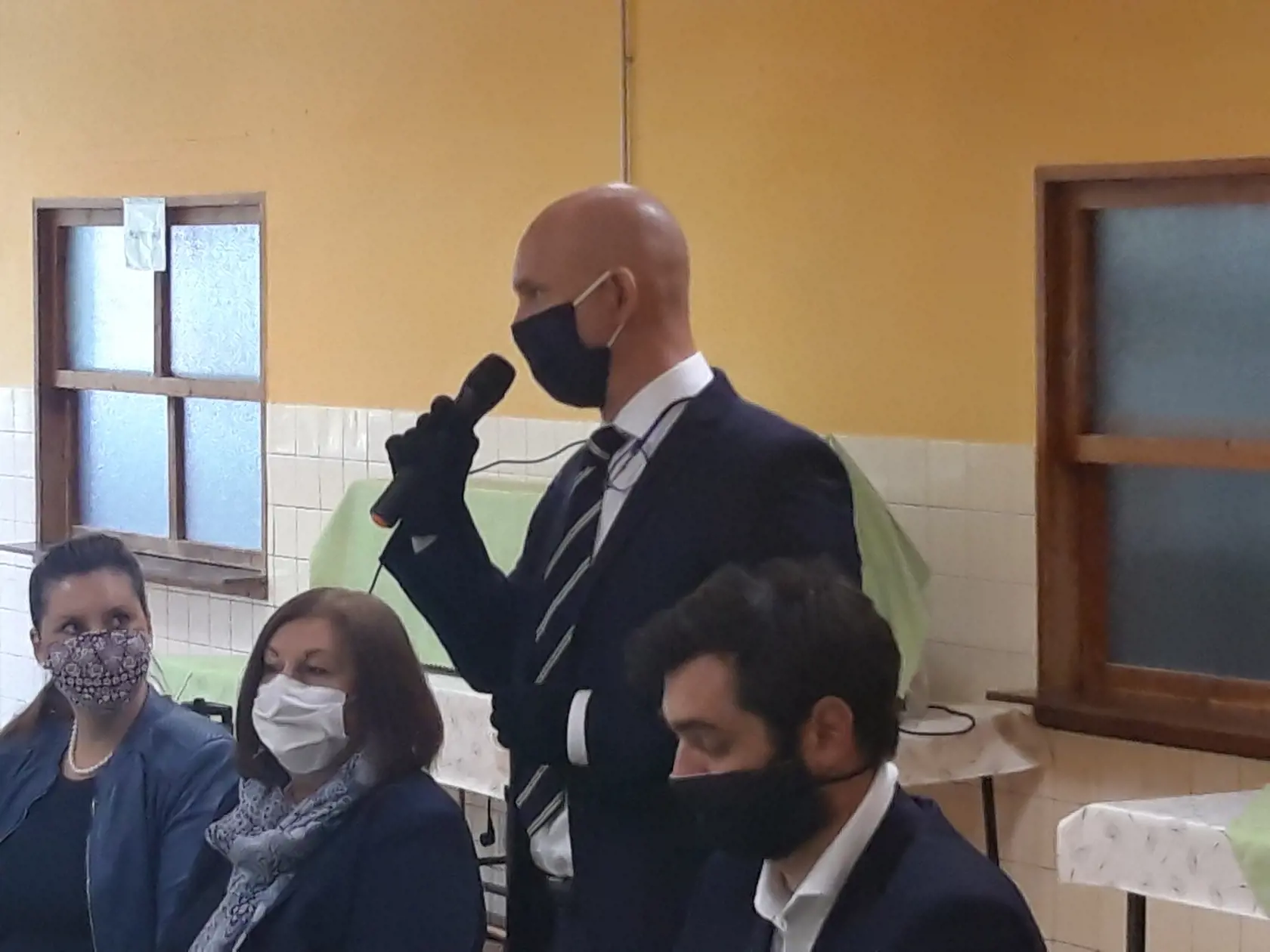 Minister školstva Branislav Gröhling diskutoval na ZŠ Topoľová v Nitre s učiteľmi o ich názoroch. Po predstavení čo chce so školstvom robiť sa hu učiteľky pýtali otázky, ktoré ichnajviac zaujímali.