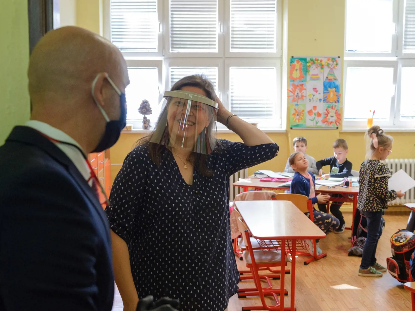 Pri príležitosti znovuotvorenia škôl a Medzinárodného dňa detí navštívil 1. júna 2020 minister školstva, vedy, výskumu a športu SR Branislav Gröhling (na snímke vľavo)
Základnú školu v Bošanoch v okrese Partizánske. FOTO TASR – Henrich Mišovič