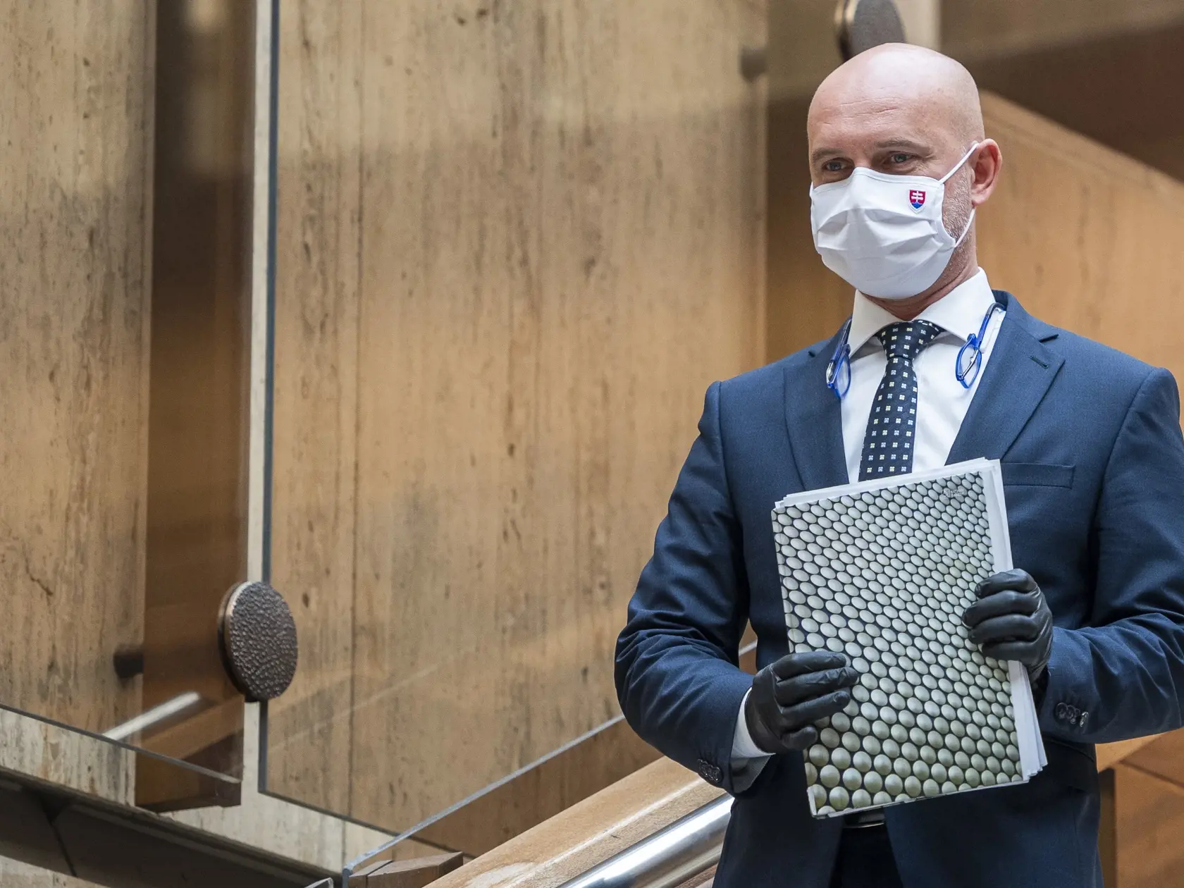 Na snímke minister školstva, vedy, výskumu a športu SR Branislav Gröhling (SaS) odchádza po 18. rokovaní vlády SR v Bratislave 11. mája 2020. FOTO TASR - Jaroslav Novák