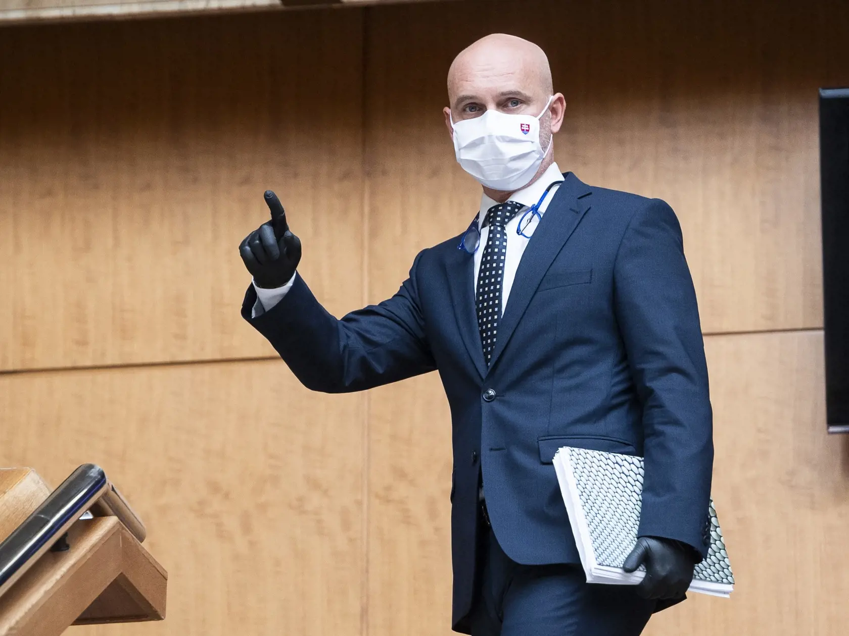 Na snímke minister školstva, vedy, výskumu a športu SR Branislav Gröhling (SaS) odchádza po 18. rokovaní vlády SR v Bratislave 11. mája 2020. FOTO TASR - Jaroslav Novák
