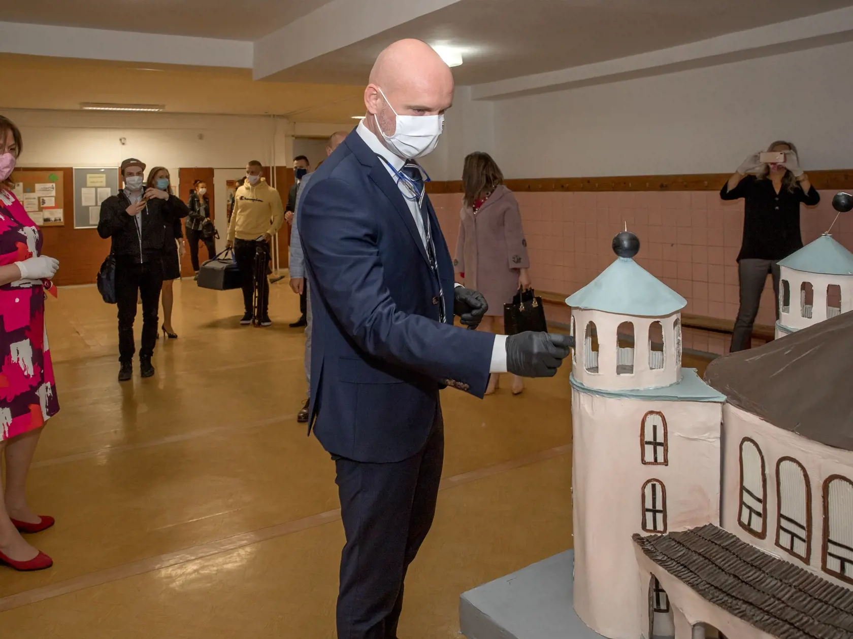 Minister školstva SR Branislav Gröhling sa v sprievode primátora Trnavy Petra Bročku stretol so zástupcami materských a základných škôl. Venovali sa téme návratu detí do školských a predškolských zariadení po plánovanom uvoľnení opatrení v vzťahu k pandémii koronavírusu - Covid 19 na Slovensku. 